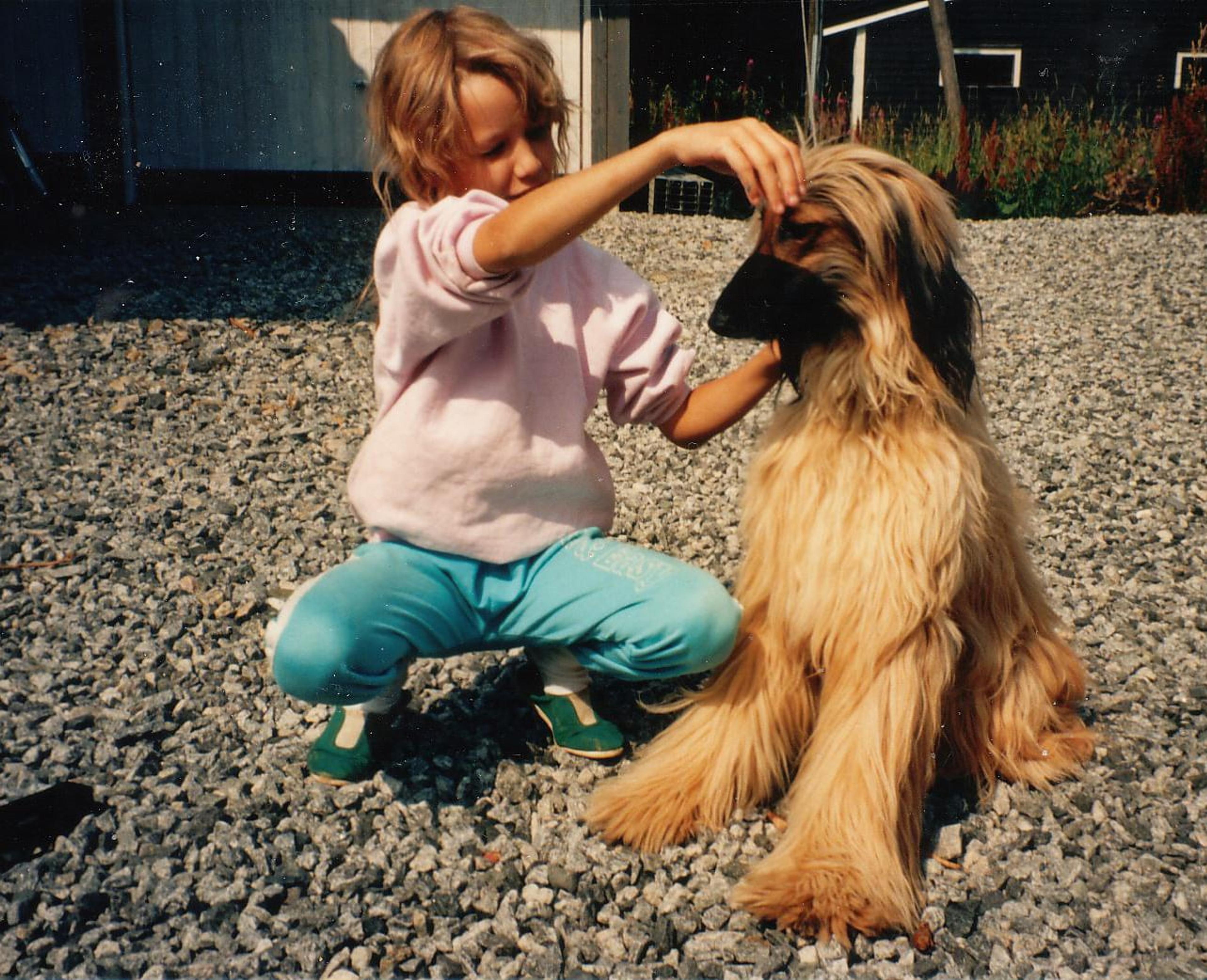 jente med en langhåret hund
