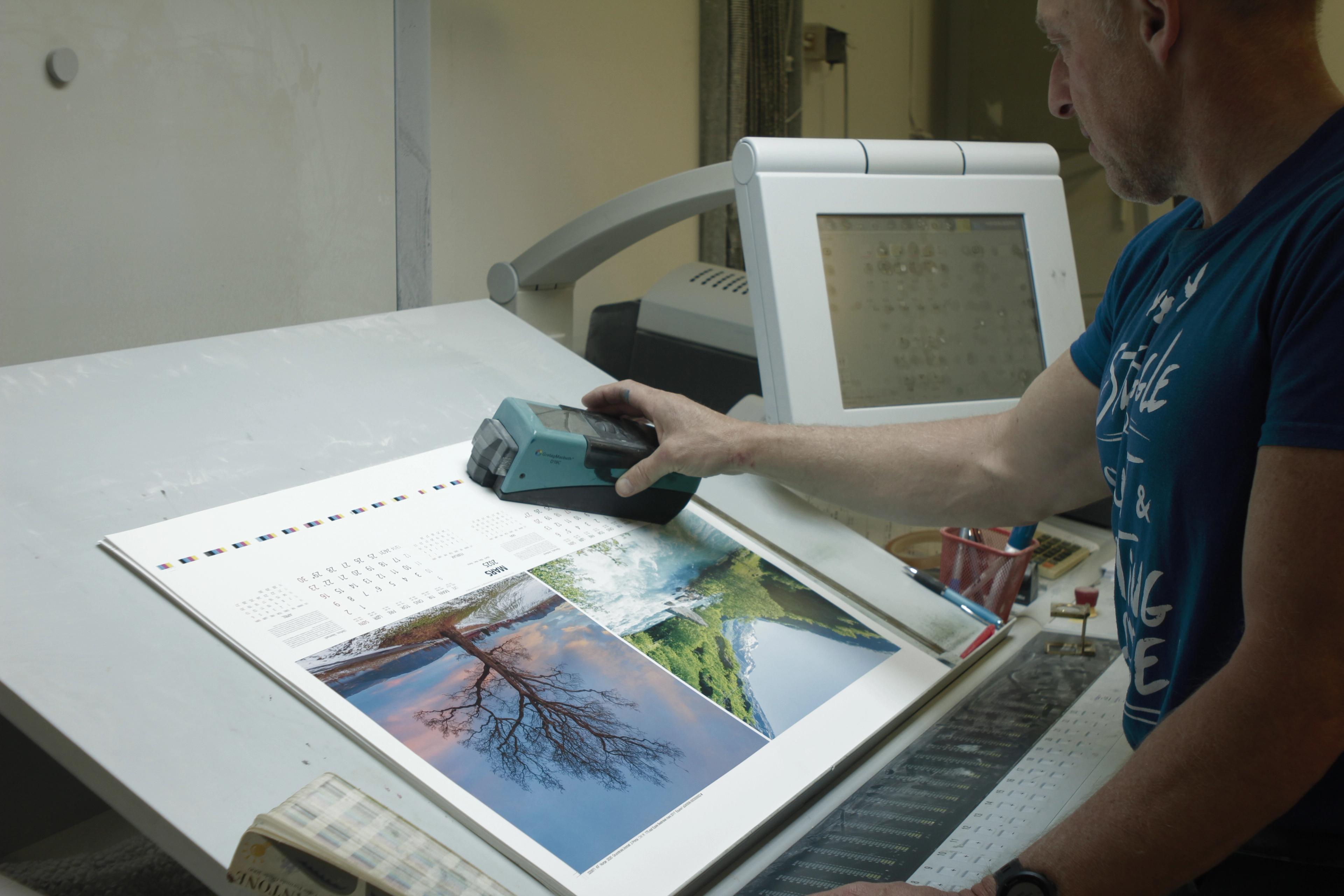 Mann ved et tegnebord