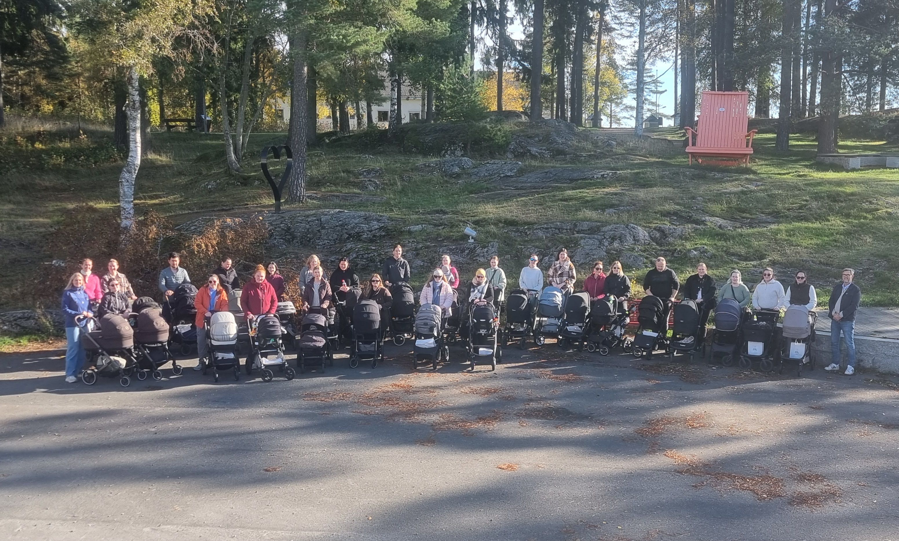 En stor gjeng med foreldre og barnevogner