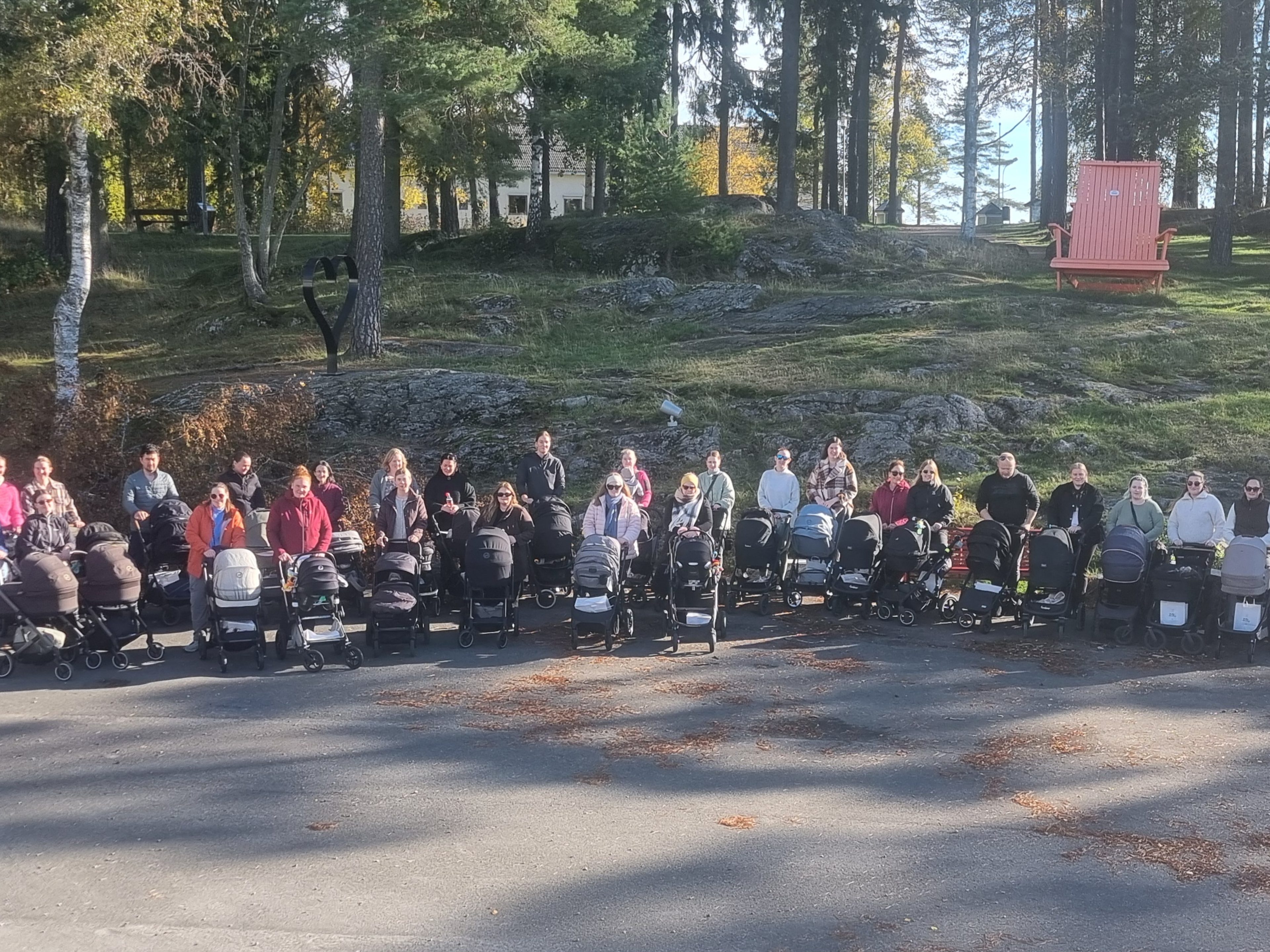En stor gjeng med foreldre og barnevogner