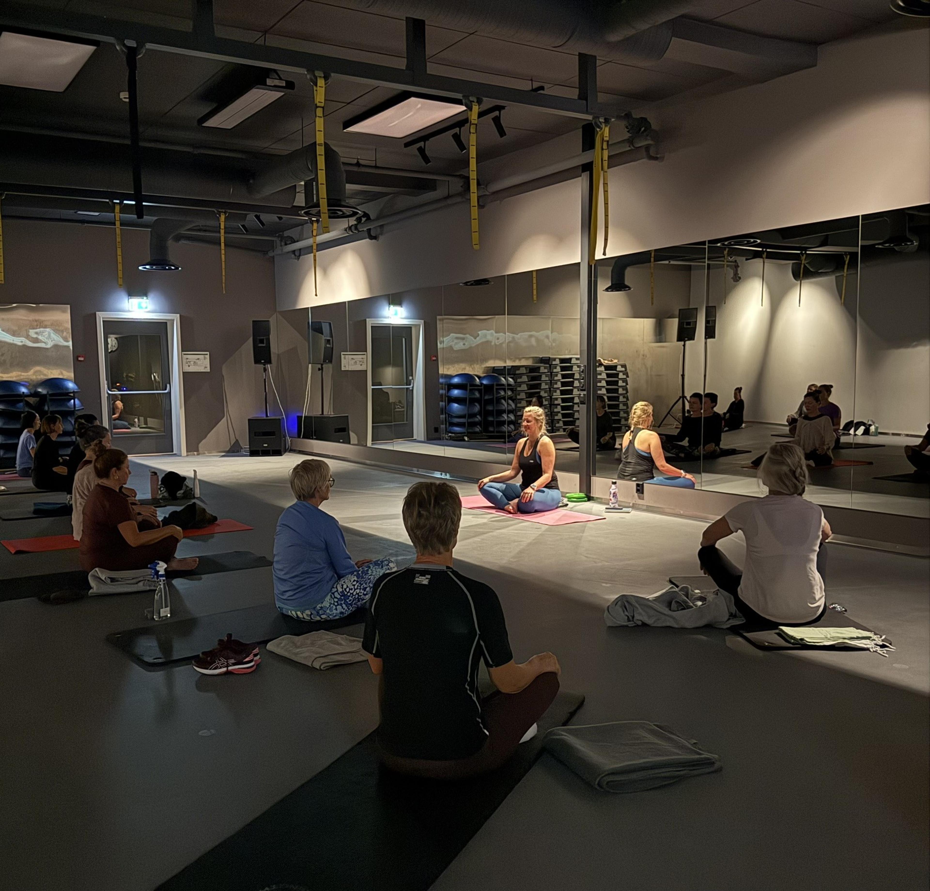 Mennesker som trener yoga
