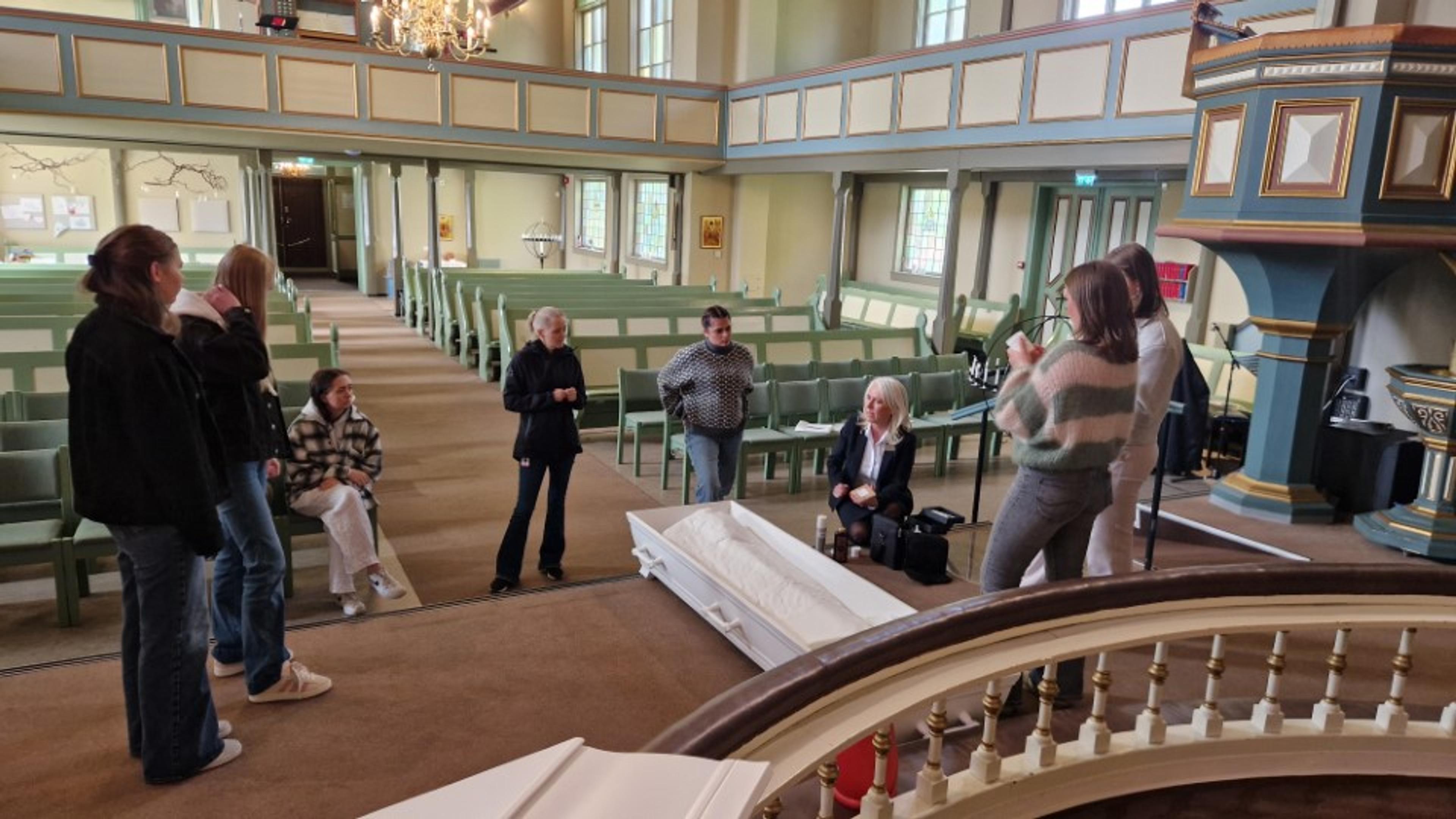 Inne i kirken ved en kiste.​​​​‌﻿‍﻿​‍​‍‌‍﻿﻿‌﻿​‍‌‍‍‌‌‍‌﻿‌‍‍‌‌‍﻿‍​‍​‍​﻿‍‍​‍​‍‌﻿​﻿‌‍​‌‌‍﻿‍‌‍‍‌‌﻿‌​‌﻿‍‌​‍﻿‍‌‍‍‌‌‍﻿﻿​‍​‍​‍﻿​​‍​‍‌‍‍​‌﻿​‍‌‍‌‌‌‍‌‍​‍​‍​﻿‍‍​‍​‍‌‍‍​‌﻿‌​‌﻿‌​‌﻿​​​﻿‍‍​‍﻿﻿​‍﻿﻿‌‍﻿​‌‍﻿﻿‌‍​﻿‌‍​‌‌‍﻿​‌‍‍​‌‍﻿﻿‌﻿​﻿‌﻿‌​​﻿‍‍​﻿​﻿​﻿​﻿​﻿​﻿​﻿​﻿​‍﻿﻿‌‍‍‌‌‍﻿‍‌﻿‌​‌‍‌‌‌‍﻿‍‌﻿‌​​‍﻿﻿‌‍‌‌‌‍‌​‌‍‍‌‌﻿‌​​‍﻿﻿‌‍﻿‌‌‍﻿﻿‌‍‌​‌‍‌‌​﻿﻿‌‌﻿​​‌﻿​‍‌‍‌‌‌﻿​﻿‌‍‌‌‌‍﻿‍‌﻿‌​‌‍​‌‌﻿‌​‌‍‍‌‌‍﻿﻿‌‍﻿‍​﻿‍﻿‌‍‍‌‌‍‌​​﻿﻿‌‌‍​‍​﻿‌‍‌‍‌‌‌‍‌​​﻿​﻿​﻿‌​‌‍‌​‌‍‌‍​‍﻿‌​﻿​﻿‌‍​﻿​﻿​‍‌‍‌‌​‍﻿‌​﻿‌​​﻿‌‍​﻿‌‍‌‍‌‍​‍﻿‌‌‍​‍​﻿‌​‌‍‌‍​﻿​​​‍﻿‌‌‍‌‌​﻿‍​​﻿‌﻿​﻿​﻿​﻿‍‌​﻿​﻿​﻿‌﻿​﻿​﻿‌‍​‌​﻿​﻿​﻿‌﻿​﻿‌​​﻿‍﻿‌﻿‌​‌﻿‍‌‌﻿​​‌‍‌‌​﻿﻿‌‌﻿​​‌‍﻿﻿‌﻿​﻿‌﻿‌​​﻿‍﻿‌﻿​​‌‍​‌‌﻿‌​‌‍‍​​﻿﻿‌‌‍​‍‌‍﻿﻿‌‍‌​‌﻿‍‌​‍‌‌​﻿‌‌‌​​‍‌‌﻿﻿‌‍‍﻿‌‍‌‌‌﻿‍‌​‍‌‌​﻿​﻿‌​‌​​‍‌‌​﻿​﻿‌​‌​​‍‌‌​﻿​‍​﻿​‍​﻿​﻿​﻿‍​​﻿‍​​﻿​‌​﻿‍‌​﻿‌‌​﻿‌​​﻿​​‌‍‌‌​﻿‍​​﻿‌‍​﻿‌‌​‍‌‌​﻿​‍​﻿​‍​‍‌‌​﻿‌‌‌​‌​​‍﻿‍‌‍​‌‌‍﻿​‌﻿‌​​﻿﻿﻿‌‍​‍‌‍​‌‌﻿​﻿‌‍‌‌‌‌‌‌‌﻿​‍‌‍﻿​​﻿﻿‌‌‍‍​‌﻿‌​‌﻿‌​‌﻿​​​‍‌‌​﻿​﻿‌​​‌​‍‌‌​﻿​‍‌​‌‍​‍‌‌​﻿​‍‌​‌‍‌‍﻿​‌‍﻿﻿‌‍​﻿‌‍​‌‌‍﻿​‌‍‍​‌‍﻿﻿‌﻿​﻿‌﻿‌​​‍‌‌​﻿​﻿‌​​‌​﻿​﻿​﻿​﻿​﻿​﻿​﻿​﻿​‍‌‍‌‍‍‌‌‍‌​​﻿﻿‌‌‍​‍​﻿‌‍‌‍‌‌‌‍‌​​﻿​﻿​﻿‌​‌‍‌​‌‍‌‍​‍﻿‌​﻿​﻿‌‍​﻿​﻿​‍‌‍‌‌​‍﻿‌​﻿‌​​﻿‌‍​﻿‌‍‌‍‌‍​‍﻿‌‌‍​‍​﻿‌​‌‍‌‍​﻿​​​‍﻿‌‌‍‌‌​﻿‍​​﻿‌﻿​﻿​﻿​﻿‍‌​﻿​﻿​﻿‌﻿​﻿​﻿‌‍​‌​﻿​﻿​﻿‌﻿​﻿‌​​‍‌‍‌﻿‌​‌﻿‍‌‌﻿​​‌‍‌‌​﻿﻿‌‌﻿​​‌‍﻿﻿‌﻿​﻿‌﻿‌​​‍‌‍‌﻿​​‌‍​‌‌﻿‌​‌‍‍​​﻿﻿‌‌‍​‍‌‍﻿﻿‌‍‌​‌﻿‍‌​‍‌‌​﻿‌‌‌​​‍‌‌﻿﻿‌‍‍﻿‌‍‌‌‌﻿‍‌​‍‌‌​﻿​﻿‌​‌​​‍‌‌​﻿​﻿‌​‌​​‍‌‌​﻿​‍​﻿​‍​﻿​﻿​﻿‍​​﻿‍​​﻿​‌​﻿‍‌​﻿‌‌​﻿‌​​﻿​​‌‍‌‌​﻿‍​​﻿‌‍​﻿‌‌​‍‌‌​﻿​‍​﻿​‍​‍‌‌​﻿‌‌‌​‌​​‍﻿‍‌‍​‌‌‍﻿​‌﻿‌​​‍‌‍‌﻿​​‌‍‌‌‌﻿​‍‌﻿​﻿‌﻿​​‌‍‌‌‌‍​﻿‌﻿‌​‌‍‍‌‌﻿‌‍‌‍‌‌​﻿﻿‌‌﻿​​‌﻿‌‌‌‍​‍‌‍﻿​‌‍‍‌‌﻿​﻿‌‍‍​‌‍‌‌‌‍‌​​‍​‍‌﻿﻿‌