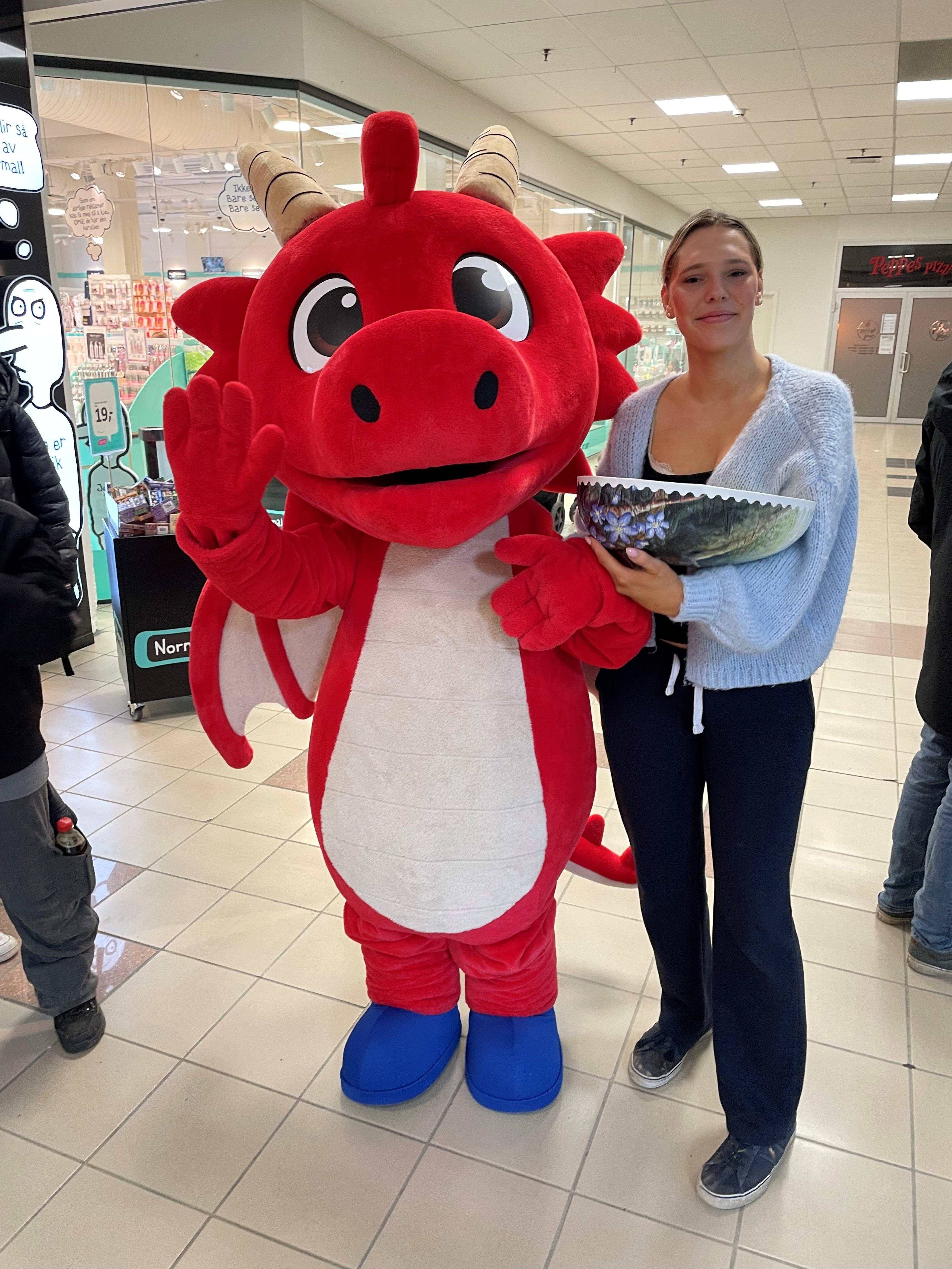 en maskot og en jente