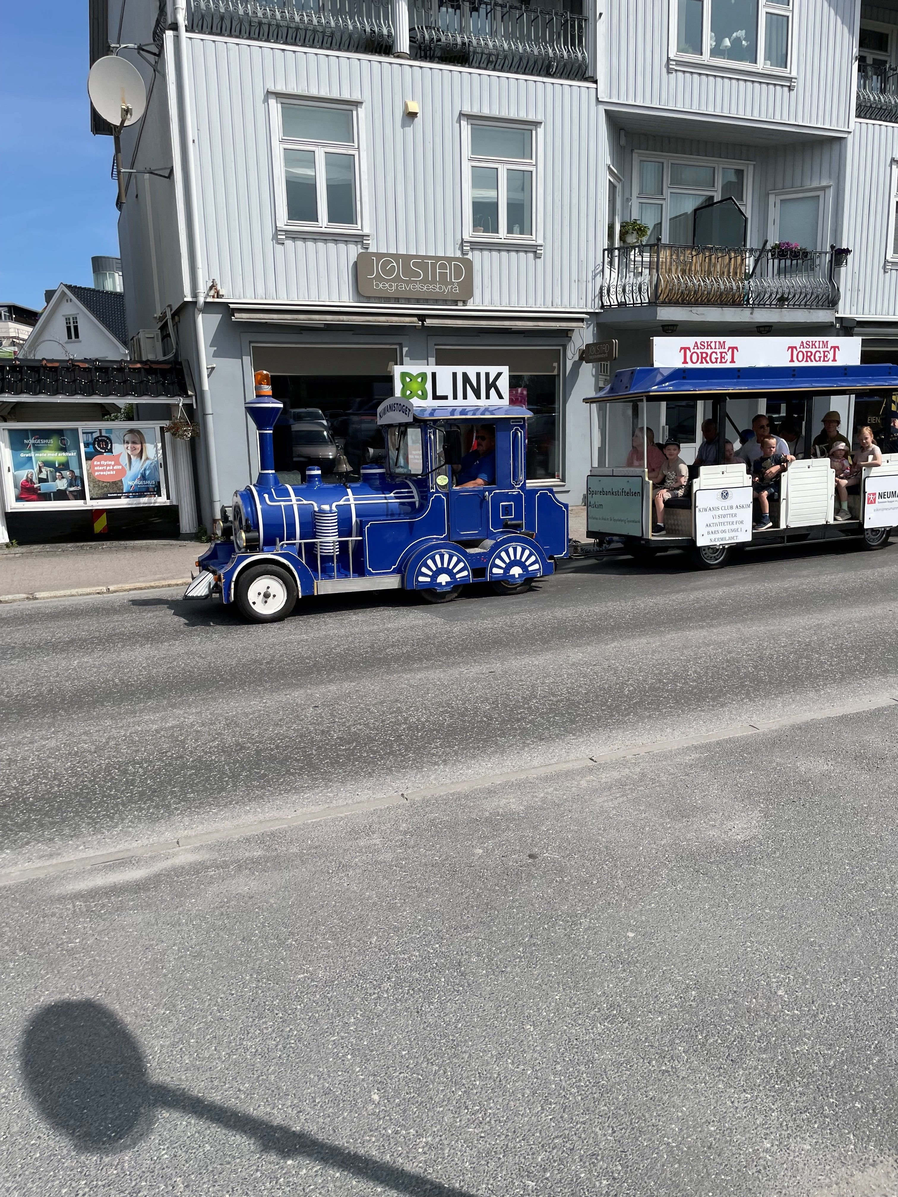 Toget som kjører på hjul gjennom Askim sentrum​​​​‌﻿‍﻿​‍​‍‌‍﻿﻿‌﻿​‍‌‍‍‌‌‍‌﻿‌‍‍‌‌‍﻿‍​‍​‍​﻿‍‍​‍​‍‌﻿​﻿‌‍​‌‌‍﻿‍‌‍‍‌‌﻿‌​‌﻿‍‌​‍﻿‍‌‍‍‌‌‍﻿﻿​‍​‍​‍﻿​​‍​‍‌‍‍​‌﻿​‍‌‍‌‌‌‍‌‍​‍​‍​﻿‍‍​‍​‍‌‍‍​‌﻿‌​‌﻿‌​‌﻿​​​﻿‍‍​‍﻿﻿​‍﻿﻿‌‍﻿​‌‍﻿﻿‌‍​﻿‌‍​‌‌‍﻿​‌‍‍​‌‍﻿﻿‌﻿​﻿‌﻿‌​​﻿‍‍​﻿​﻿​﻿​﻿​﻿​﻿​﻿​﻿​‍﻿﻿‌‍‍‌‌‍﻿‍‌﻿‌​‌‍‌‌‌‍﻿‍‌﻿‌​​‍﻿﻿‌‍‌‌‌‍‌​‌‍‍‌‌﻿‌​​‍﻿﻿‌‍﻿‌‌‍﻿﻿‌‍‌​‌‍‌‌​﻿﻿‌‌﻿​​‌﻿​‍‌‍‌‌‌﻿​﻿‌‍‌‌‌‍﻿‍‌﻿‌​‌‍​‌‌﻿‌​‌‍‍‌‌‍﻿﻿‌‍﻿‍​﻿‍﻿‌‍‍‌‌‍‌​​﻿﻿‌‌‍‌‍‌‍‌‌‌‍‌‌​﻿‌‌​﻿​‌‌‍​﻿​﻿​‍​﻿​‌​‍﻿‌‌‍‌‌​﻿​‍​﻿‌﻿​﻿​​​‍﻿‌​﻿‌​‌‍‌​‌‍‌​​﻿​‍​‍﻿‌‌‍​‌​﻿​‍​﻿‍​‌‍​‍​‍﻿‌‌‍​‌​﻿​​​﻿‌‌​﻿​​‌‍‌‌​﻿​‍‌‍‌​‌‍‌‍‌‍​‍​﻿​​‌‍‌‌​﻿‍​​﻿‍﻿‌﻿‌​‌﻿‍‌‌﻿​​‌‍‌‌​﻿﻿‌‌﻿​​‌‍﻿﻿‌﻿​﻿‌﻿‌​​﻿‍﻿‌﻿​​‌‍​‌‌﻿‌​‌‍‍​​﻿﻿‌‌‍​‍‌‍﻿﻿‌‍‌​‌﻿‍‌​‍‌‌​﻿‌‌‌​​‍‌‌﻿﻿‌‍‍﻿‌‍‌‌‌﻿‍‌​‍‌‌​﻿​﻿‌​‌​​‍‌‌​﻿​﻿‌​‌​​‍‌‌​﻿​‍​﻿​‍‌‍‌‌​﻿‌‍‌‍​﻿​﻿‌​‌‍​‌‌‍​﻿‌‍​‌​﻿​‌​﻿‌​​﻿‌​​﻿​﻿​﻿​​​‍‌‌​﻿​‍​﻿​‍​‍‌‌​﻿‌‌‌​‌​​‍﻿‍‌‍​‌‌‍﻿​‌﻿‌​​﻿﻿﻿‌‍​‍‌‍​‌‌﻿​﻿‌‍‌‌‌‌‌‌‌﻿​‍‌‍﻿​​﻿﻿‌‌‍‍​‌﻿‌​‌﻿‌​‌﻿​​​‍‌‌​﻿​﻿‌​​‌​‍‌‌​﻿​‍‌​‌‍​‍‌‌​﻿​‍‌​‌‍‌‍﻿​‌‍﻿﻿‌‍​﻿‌‍​‌‌‍﻿​‌‍‍​‌‍﻿﻿‌﻿​﻿‌﻿‌​​‍‌‌​﻿​﻿‌​​‌​﻿​﻿​﻿​﻿​﻿​﻿​﻿​﻿​‍‌‍‌‍‍‌‌‍‌​​﻿﻿‌‌‍‌‍‌‍‌‌‌‍‌‌​﻿‌‌​﻿​‌‌‍​﻿​﻿​‍​﻿​‌​‍﻿‌‌‍‌‌​﻿​‍​﻿‌﻿​﻿​​​‍﻿‌​﻿‌​‌‍‌​‌‍‌​​﻿​‍​‍﻿‌‌‍​‌​﻿​‍​﻿‍​‌‍​‍​‍﻿‌‌‍​‌​﻿​​​﻿‌‌​﻿​​‌‍‌‌​﻿​‍‌‍‌​‌‍‌‍‌‍​‍​﻿​​‌‍‌‌​﻿‍​​‍‌‍‌﻿‌​‌﻿‍‌‌﻿​​‌‍‌‌​﻿﻿‌‌﻿​​‌‍﻿﻿‌﻿​﻿‌﻿‌​​‍‌‍‌﻿​​‌‍​‌‌﻿‌​‌‍‍​​﻿﻿‌‌‍​‍‌‍﻿﻿‌‍‌​‌﻿‍‌​‍‌‌​﻿‌‌‌​​‍‌‌﻿﻿‌‍‍﻿‌‍‌‌‌﻿‍‌​‍‌‌​﻿​﻿‌​‌​​‍‌‌​﻿​﻿‌​‌​​‍‌‌​﻿​‍​﻿​‍‌‍‌‌​﻿‌‍‌‍​﻿​﻿‌​‌‍​‌‌‍​﻿‌‍​‌​﻿​‌​﻿‌​​﻿‌​​﻿​﻿​﻿​​​‍‌‌​﻿​‍​﻿​‍​‍‌‌​﻿‌‌‌​‌​​‍﻿‍‌‍​‌‌‍﻿​‌﻿‌​​‍‌‍‌﻿​​‌‍‌‌‌﻿​‍‌﻿​﻿‌﻿​​‌‍‌‌‌‍​﻿‌﻿‌​‌‍‍‌‌﻿‌‍‌‍‌‌​﻿﻿‌‌﻿​​‌﻿‌‌‌‍​‍‌‍﻿​‌‍‍‌‌﻿​﻿‌‍‍​‌‍‌‌‌‍‌​​‍​‍‌﻿﻿‌