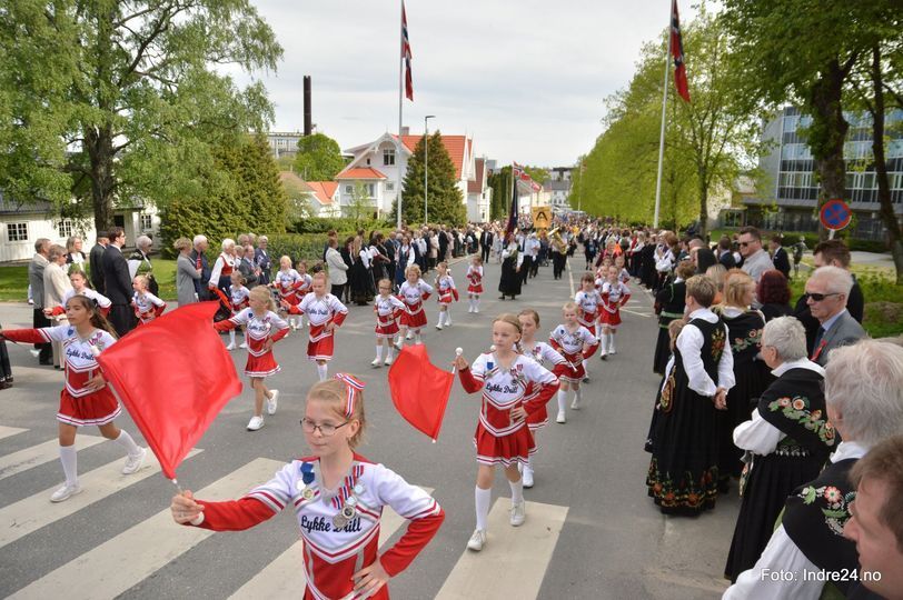 Mennesker i 17. mai tog