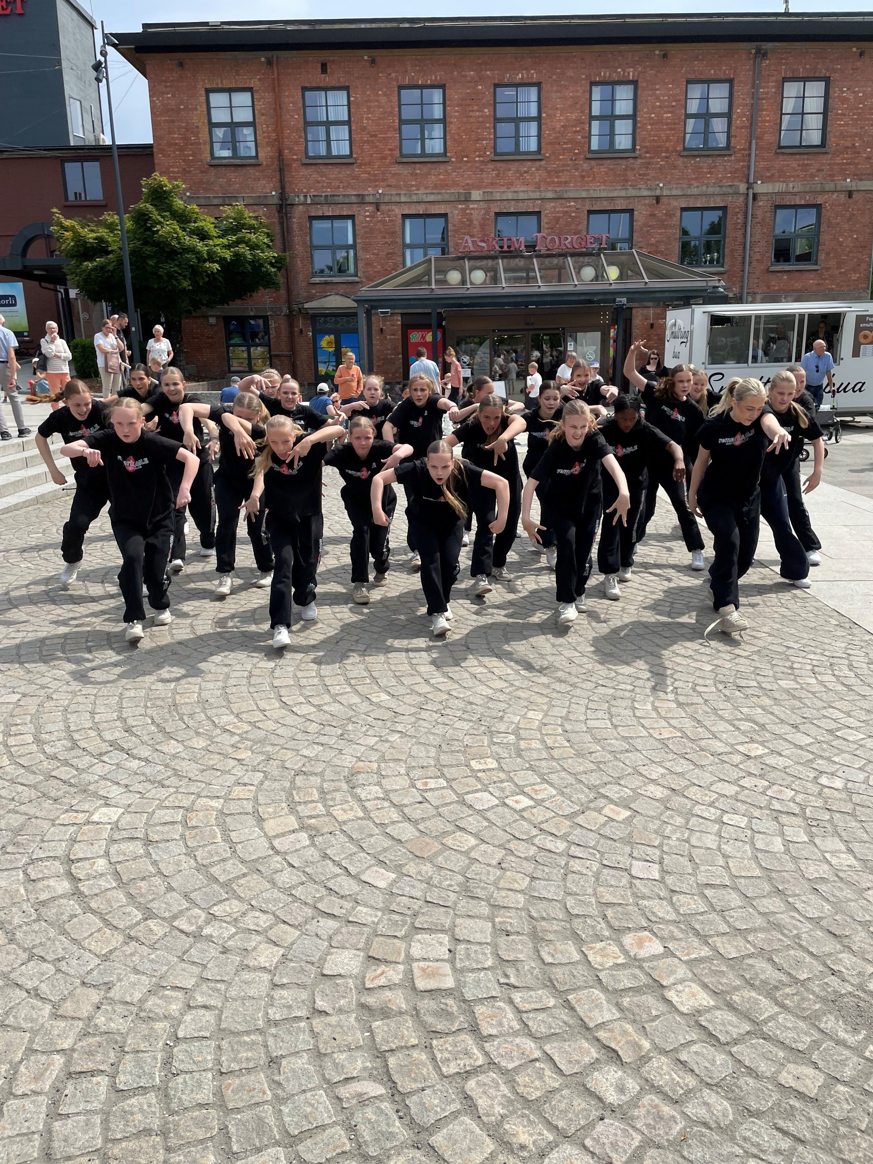 Dansegruppe som danser ute