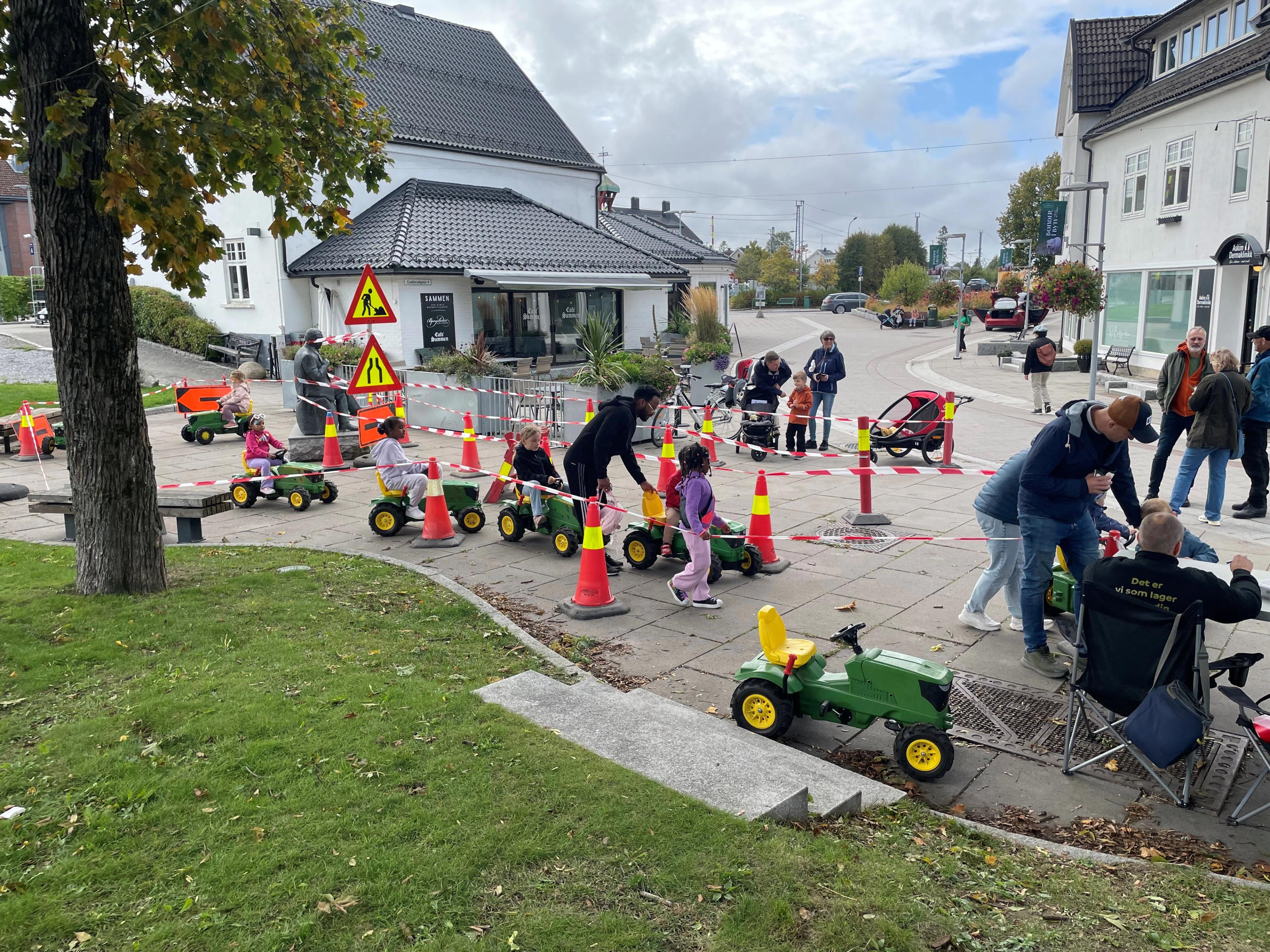 Barn med leke traktorer