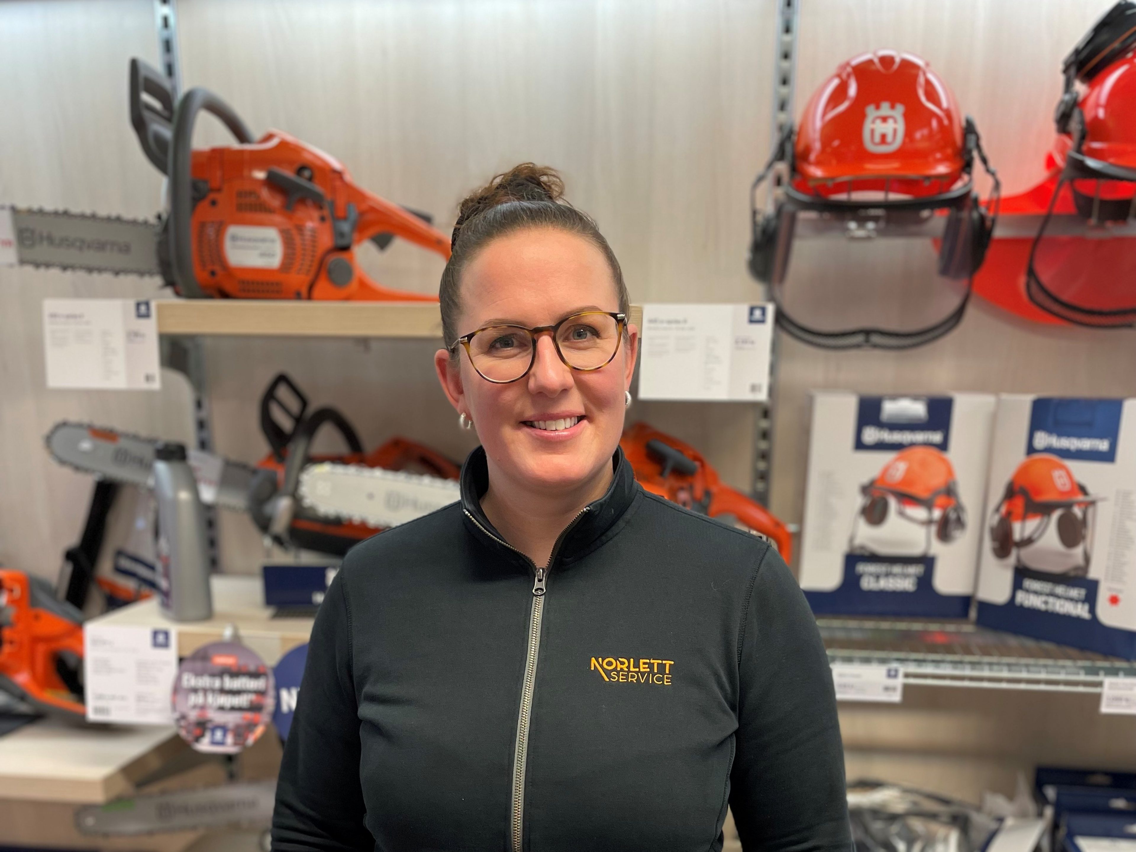 Dame med briller og sort genser