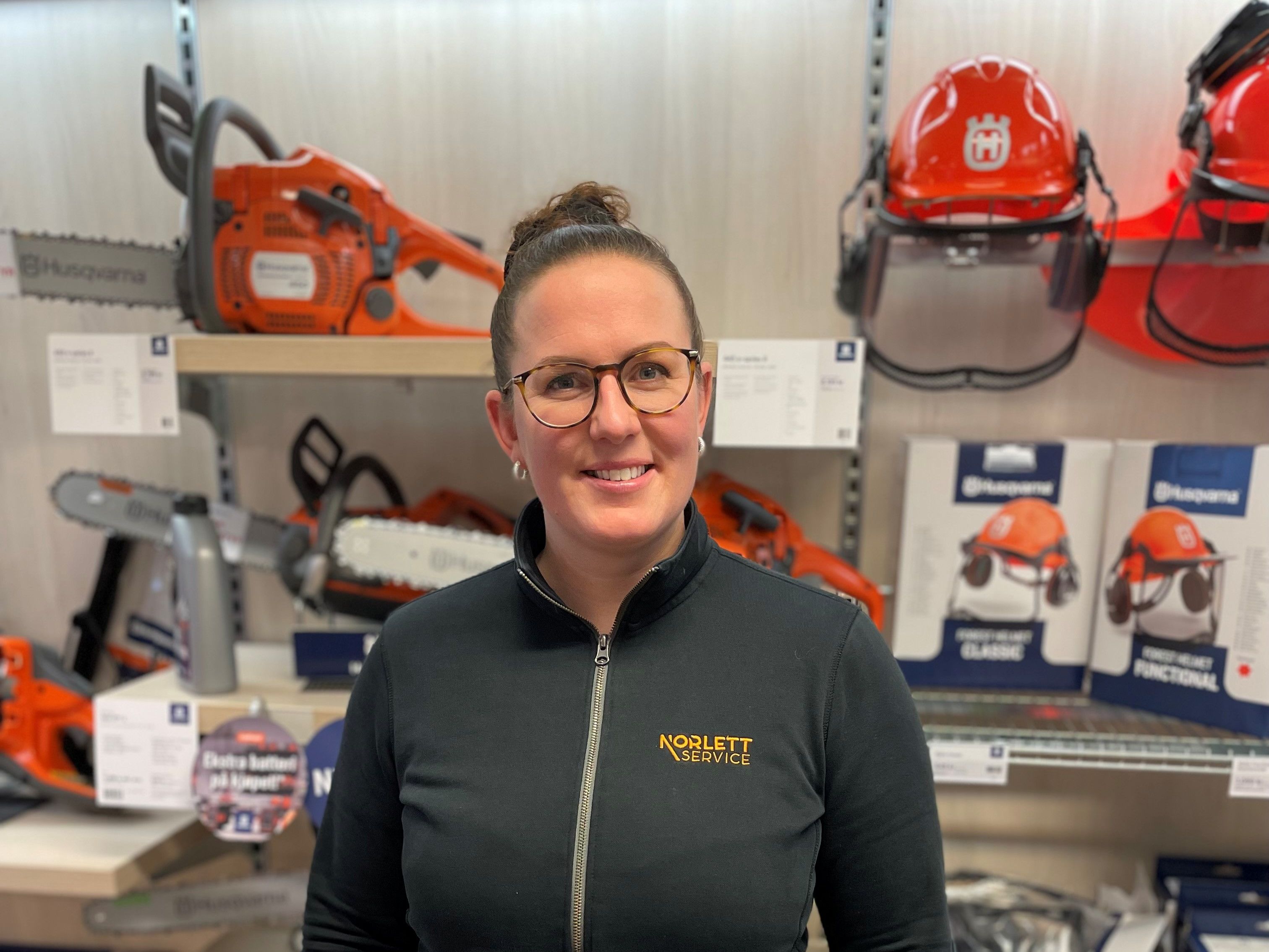 Dame med briller og sort genser