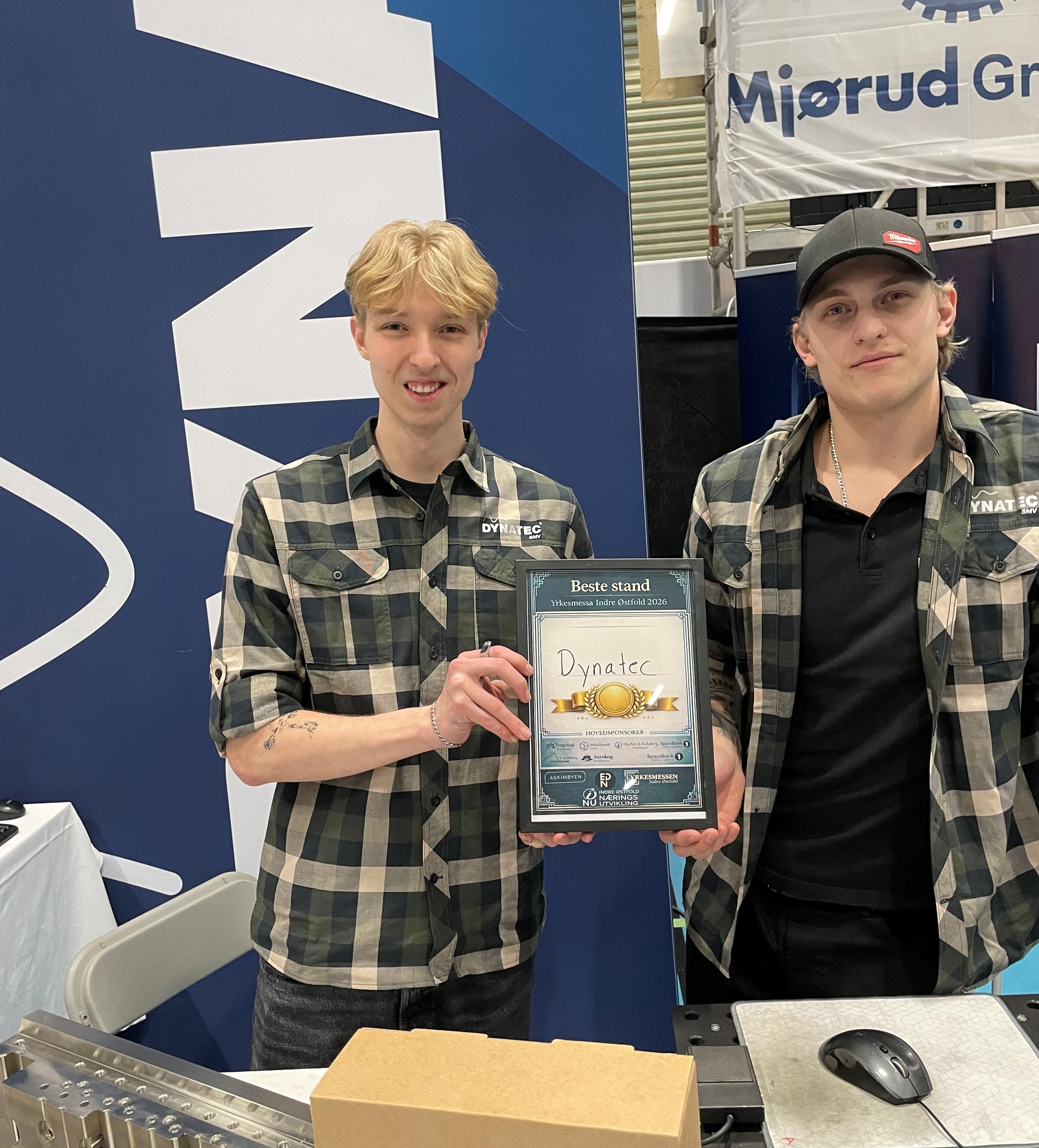 to unge menn med diplom