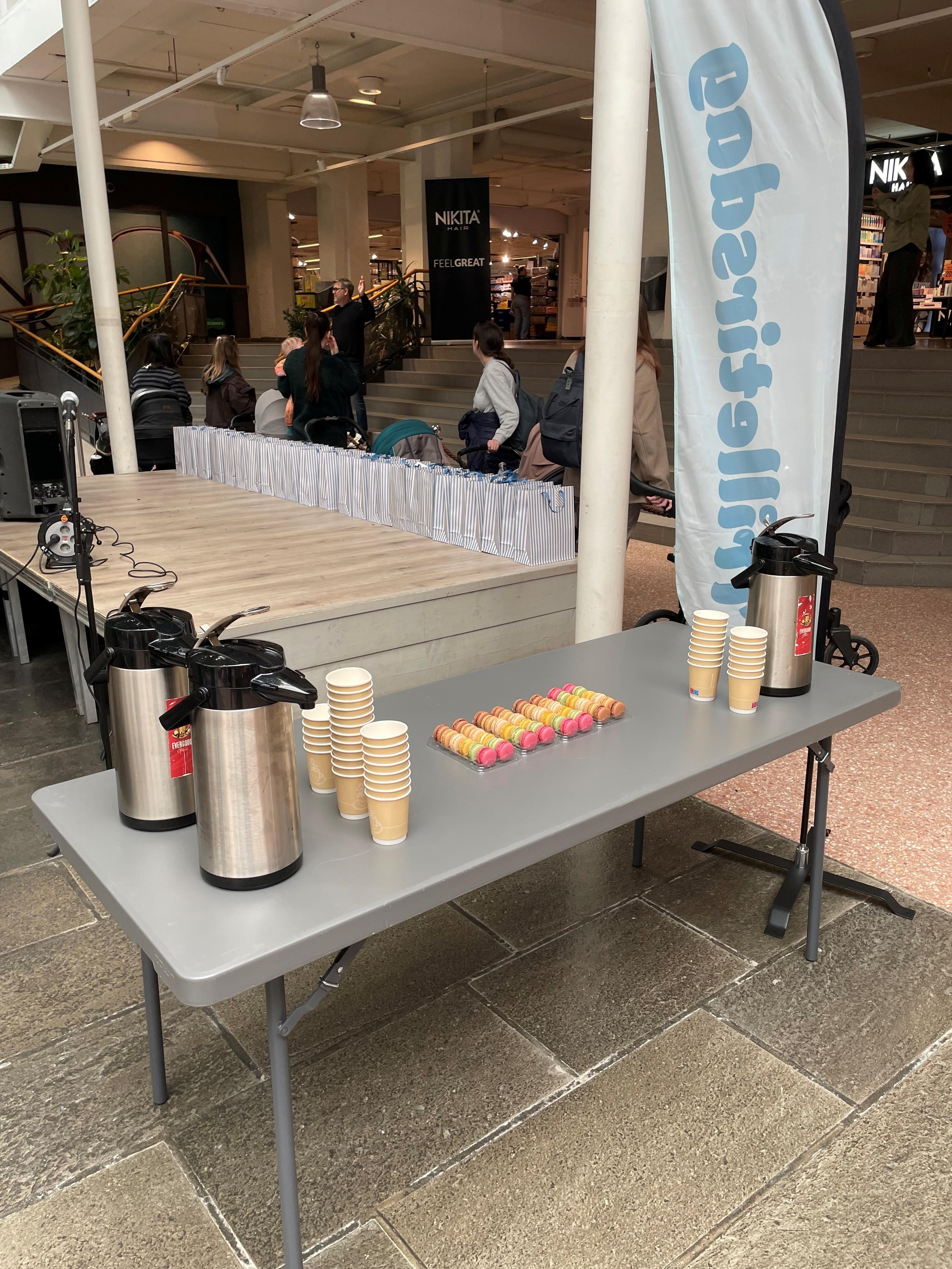 Et bord med kanner, kopper og makroner
