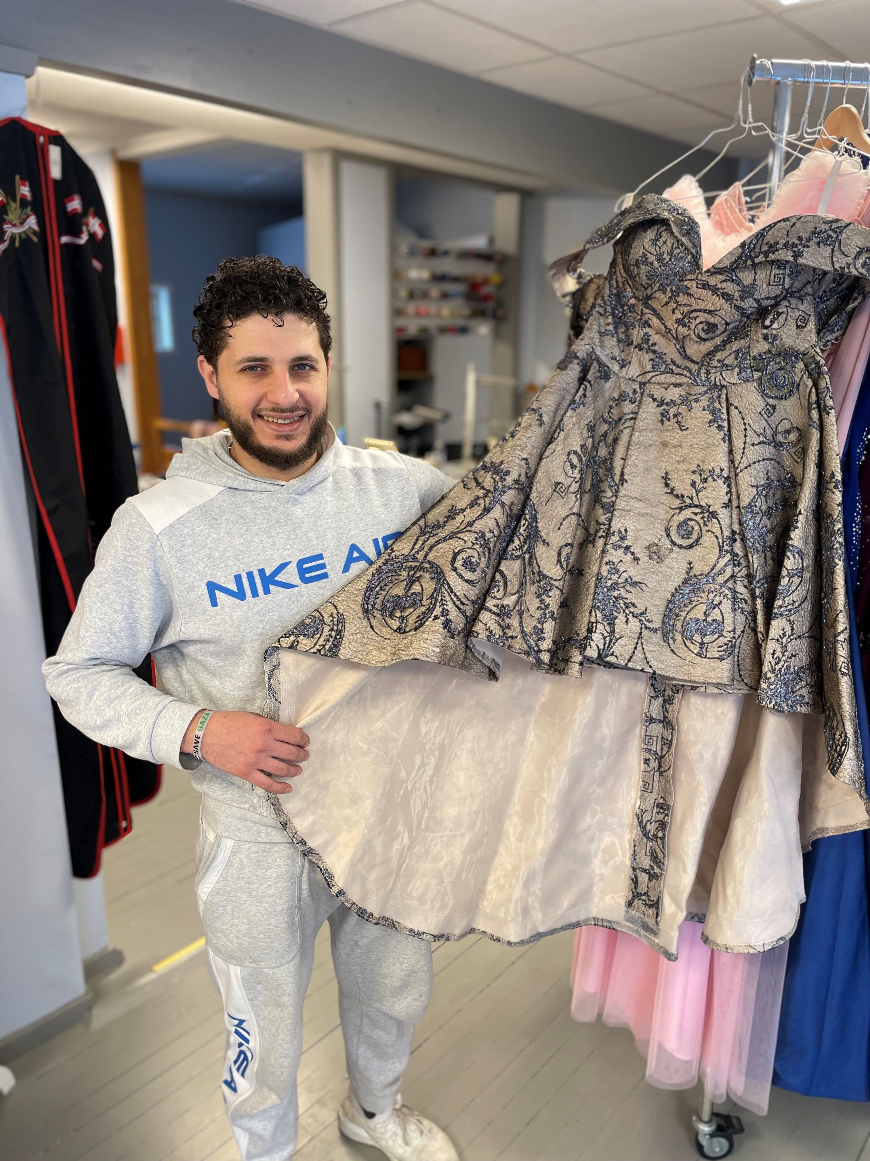 Mann som viser frem en kjole