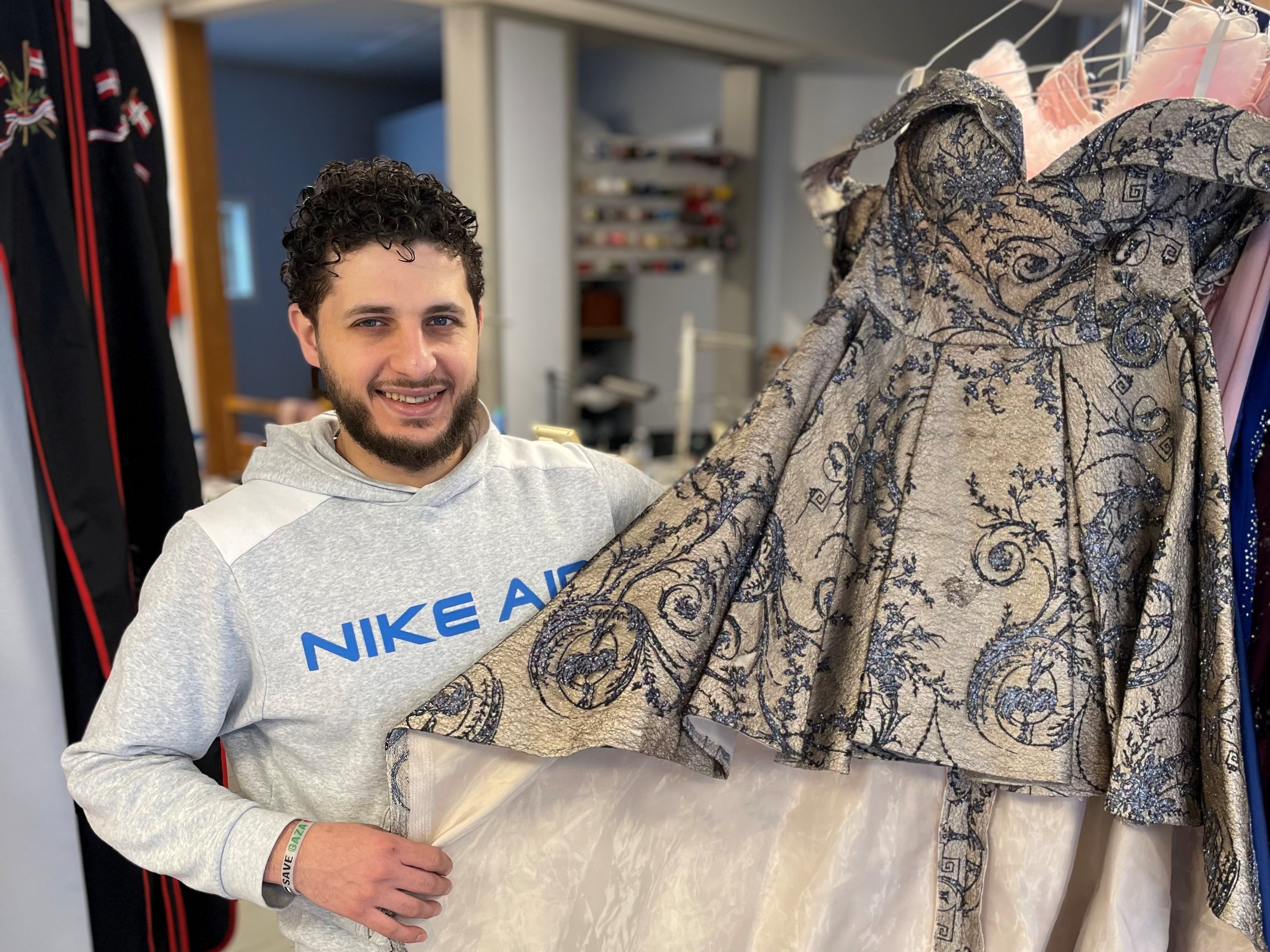 Mann som viser frem en kjole