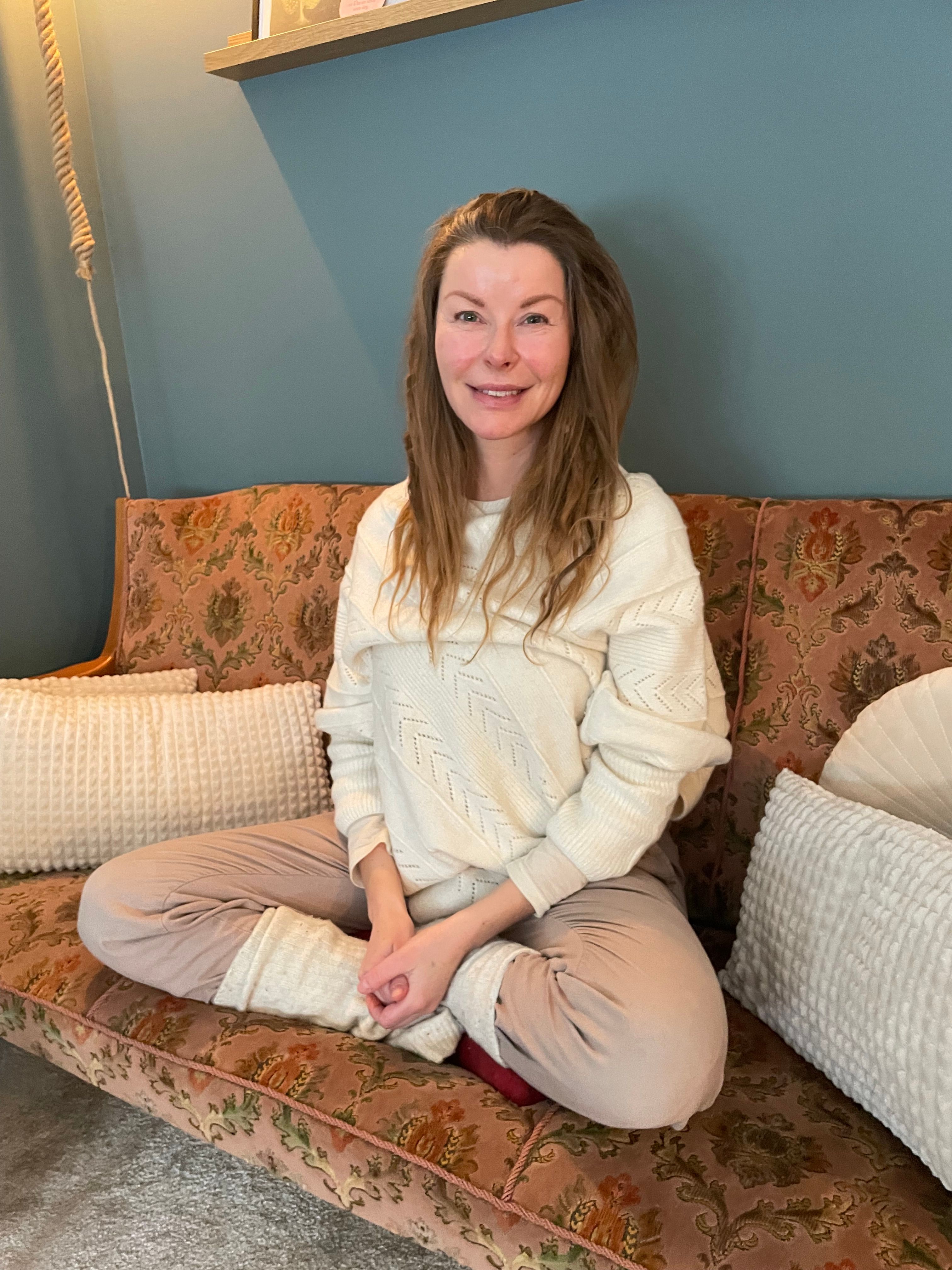 Dame som sitter i en sofa