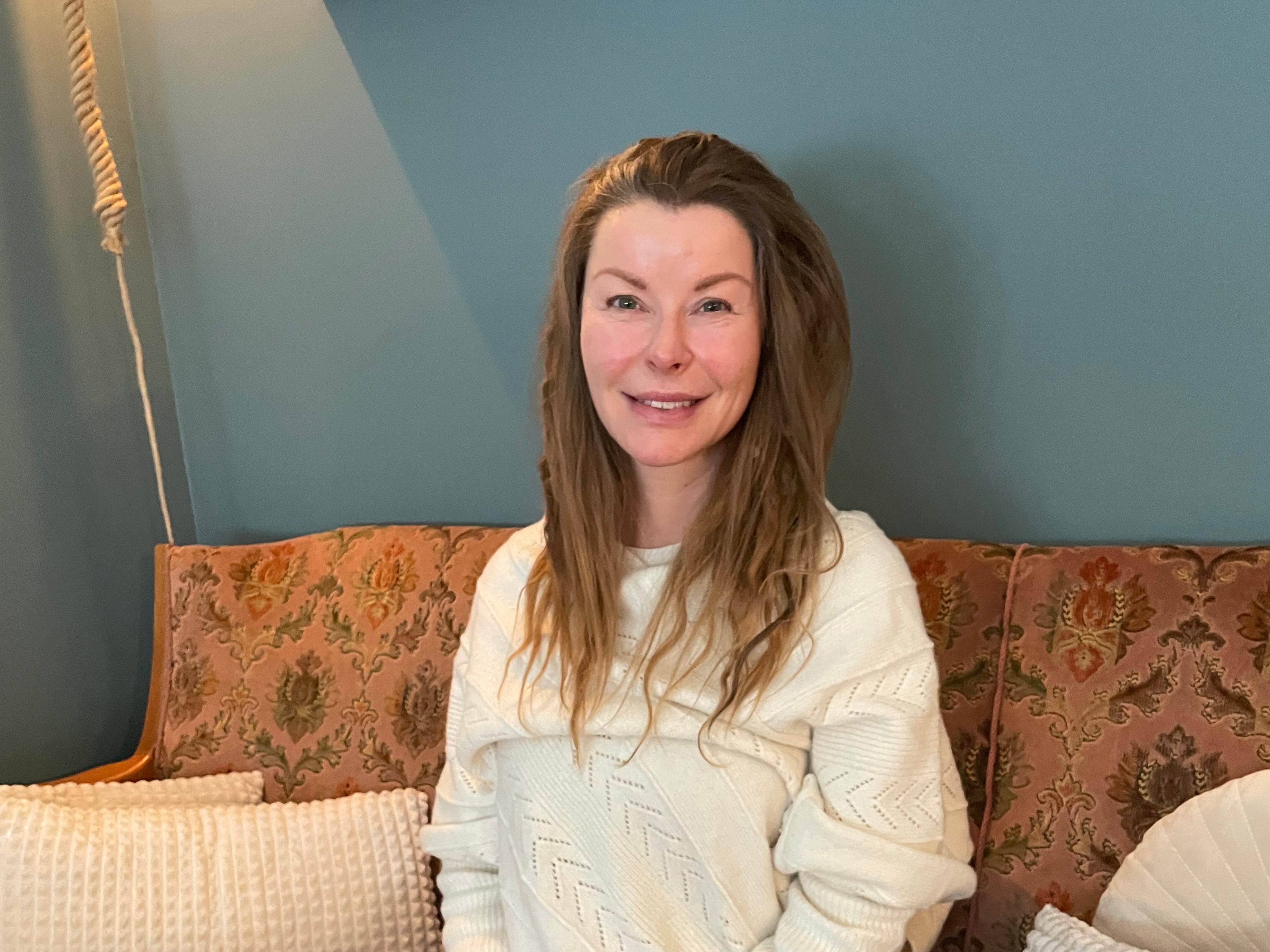 Dame som sitter i en sofa