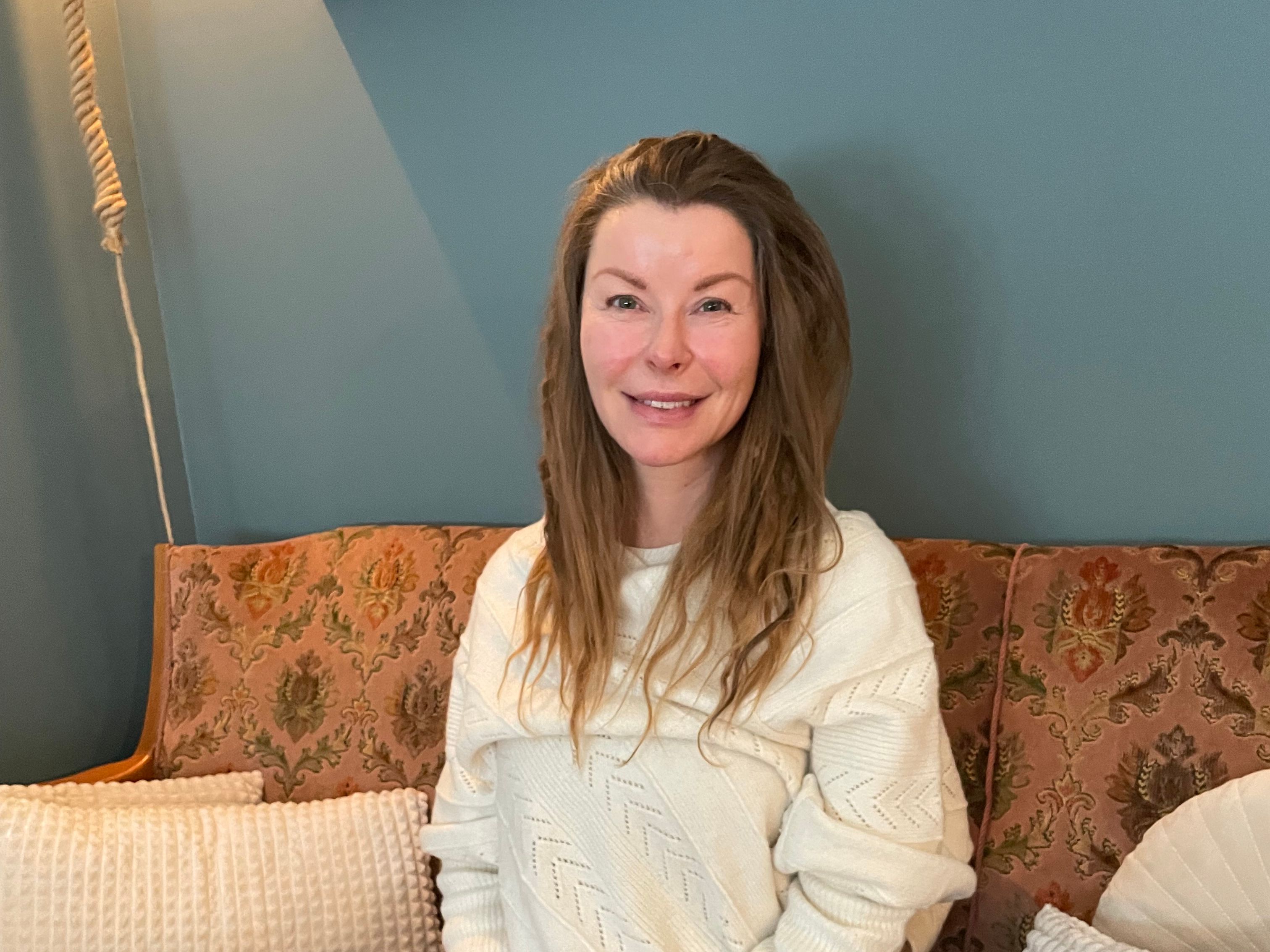 Dame som sitter i en sofa