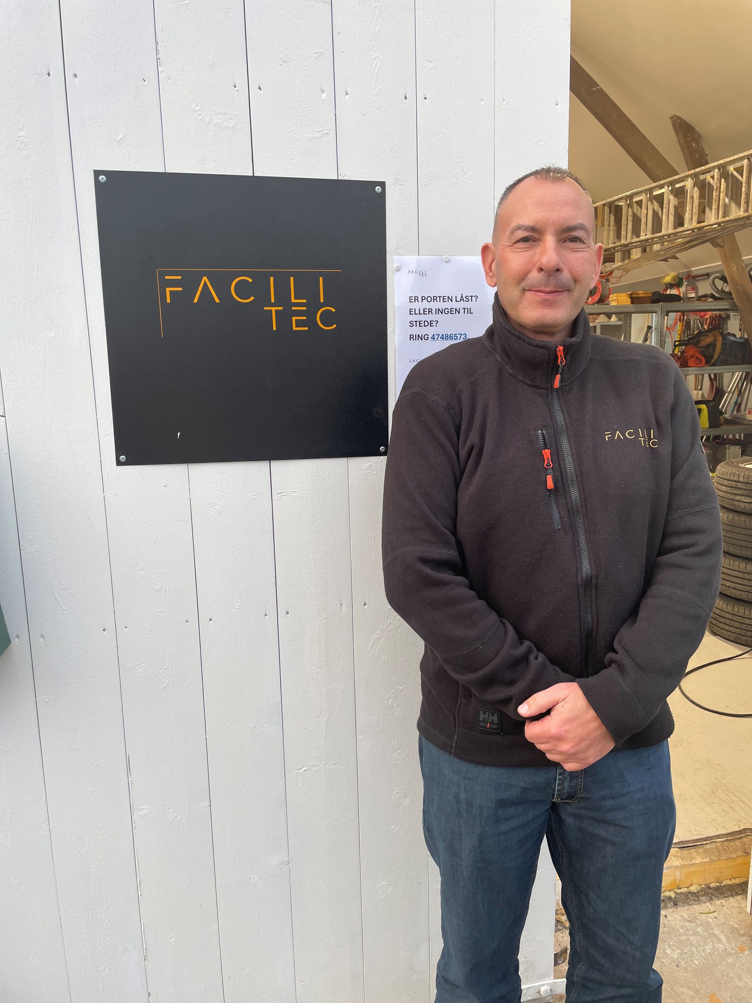 Mann foran en hvit dør