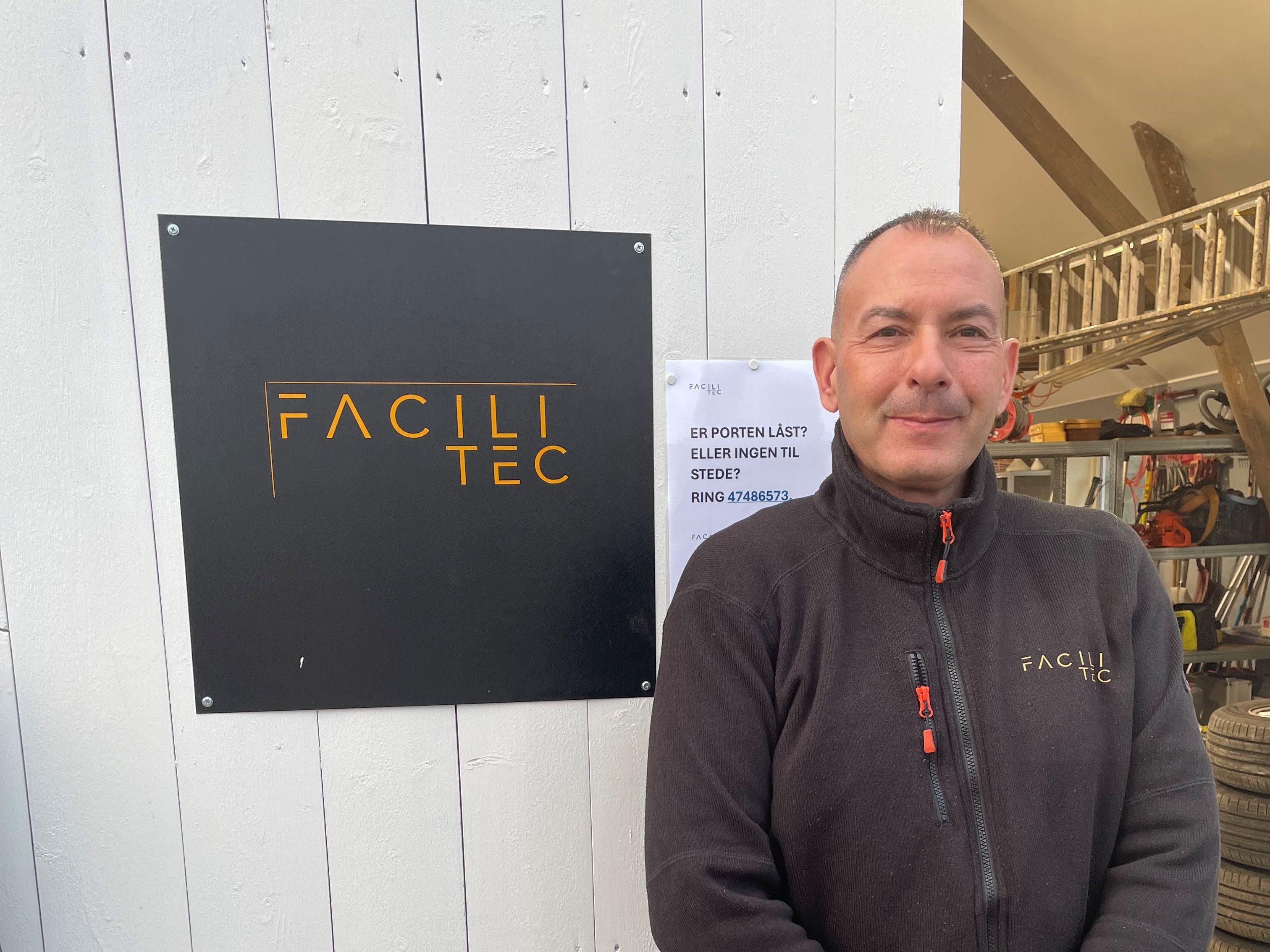 Mann foran en hvit dør