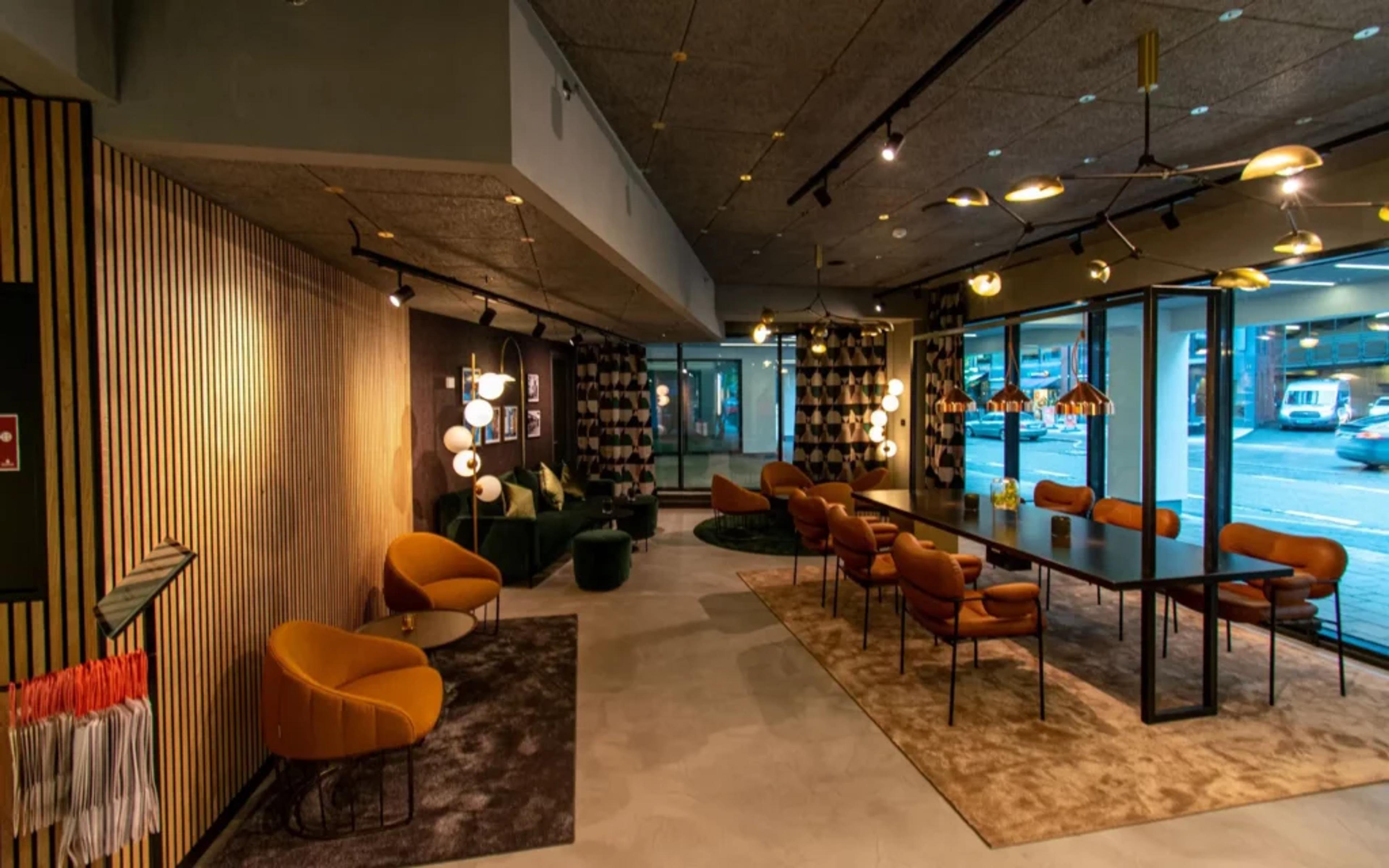En koselig hotell lobby