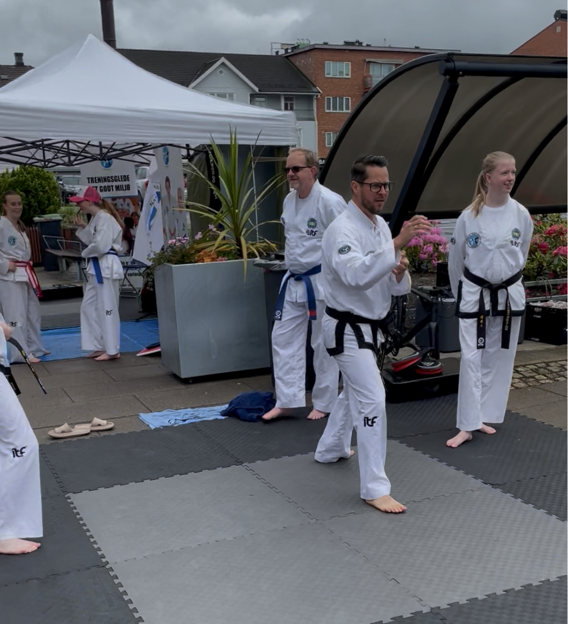 Folk i taekwondo drakter