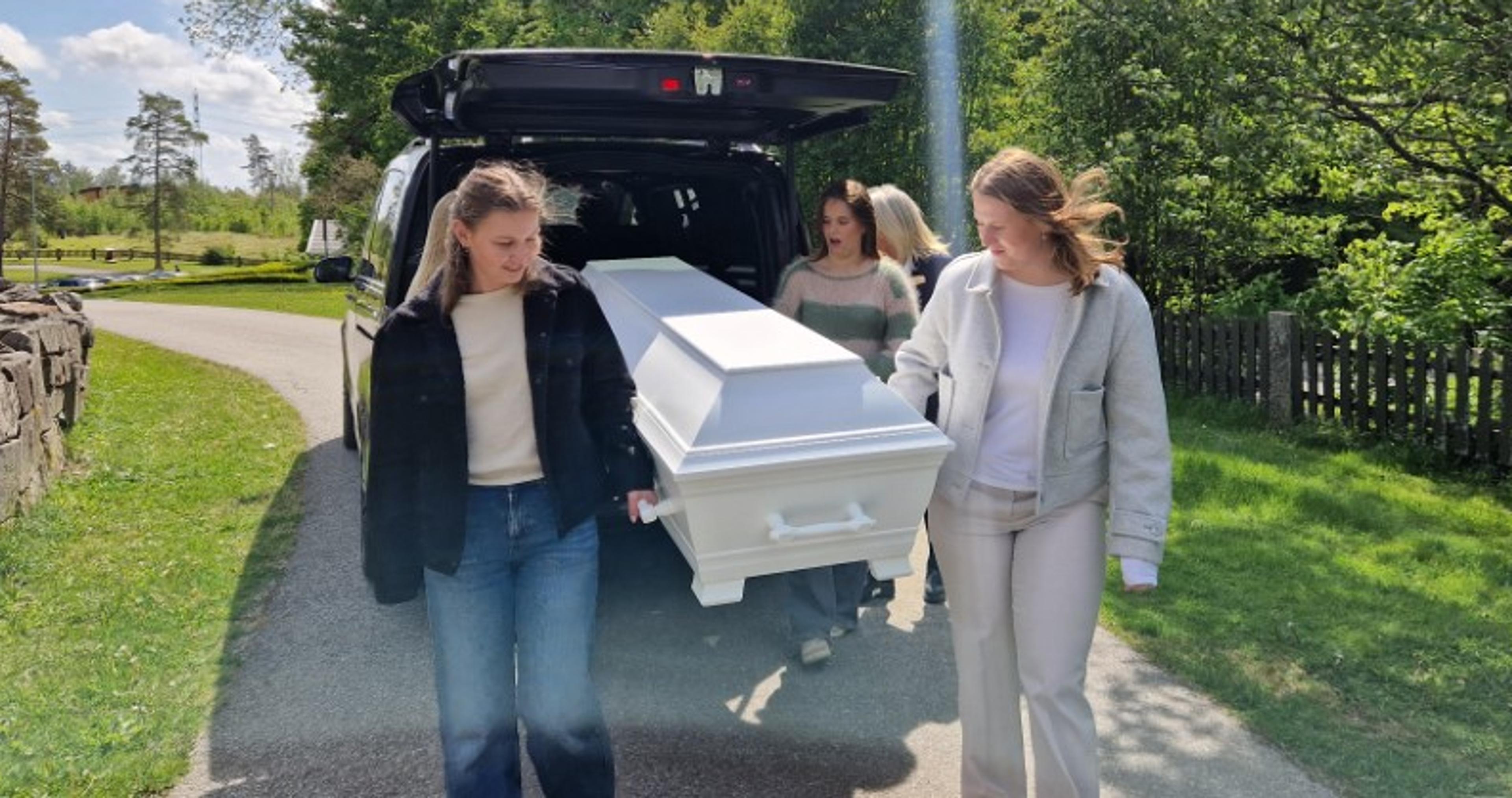 Elever fra Askim VGS bærer kista
