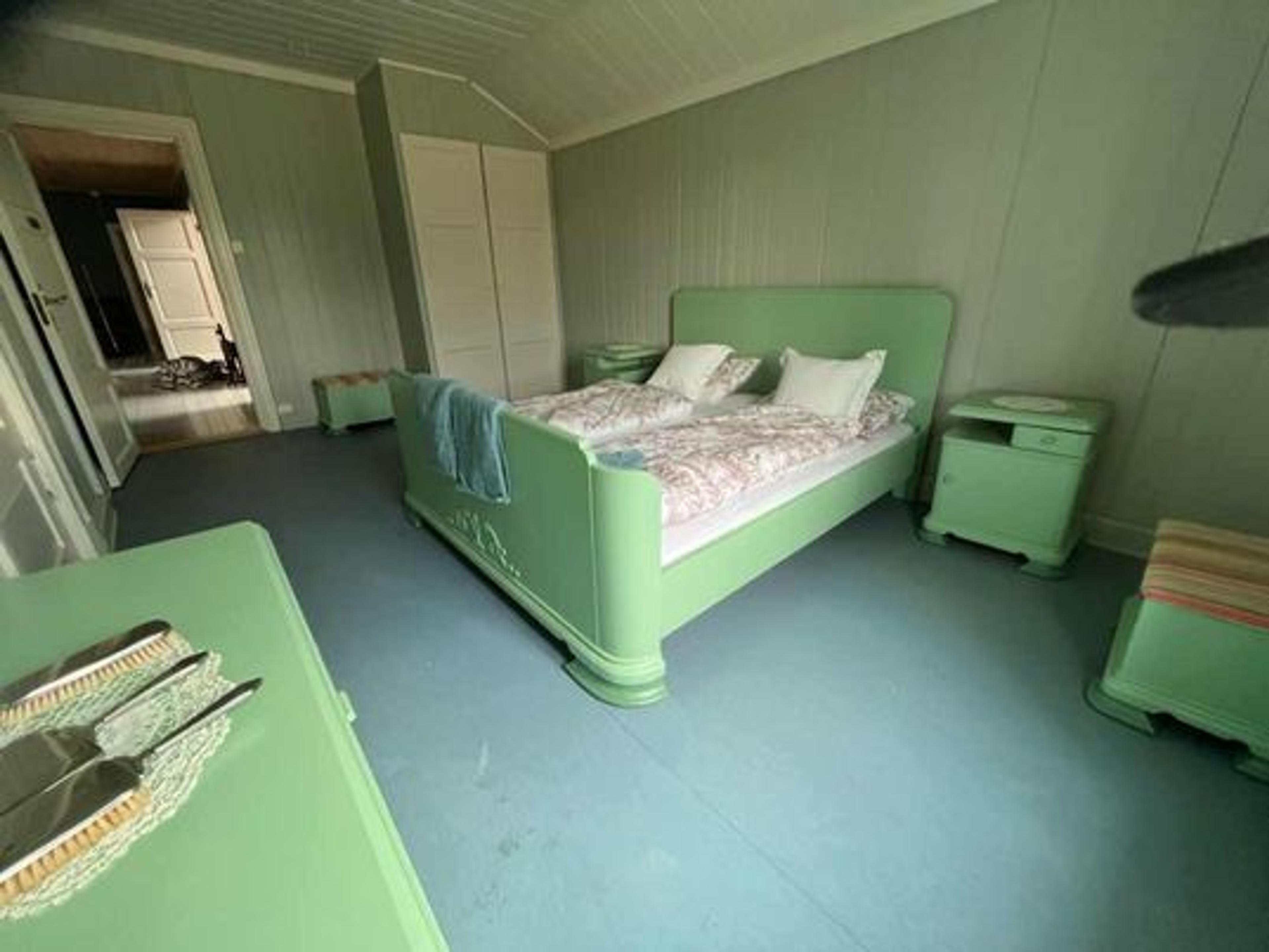 soverom med dobbeltseng