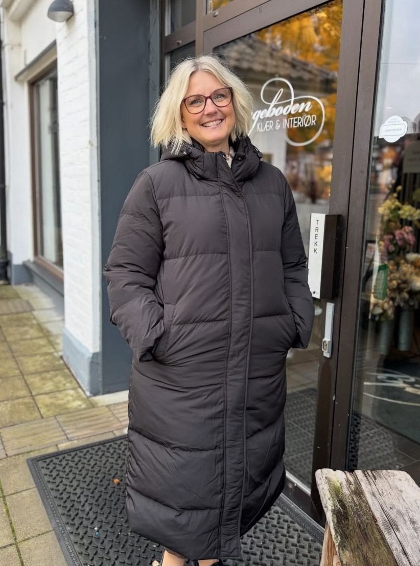 Dame med svart jakke