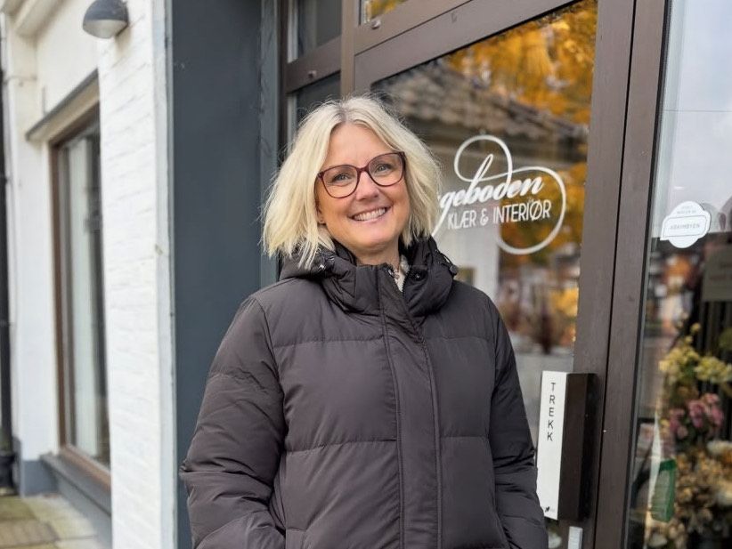 Dame med svart jakke