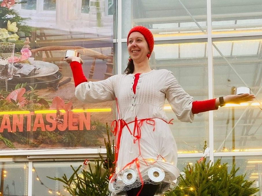 Dame med nisselue og fakler i hånda