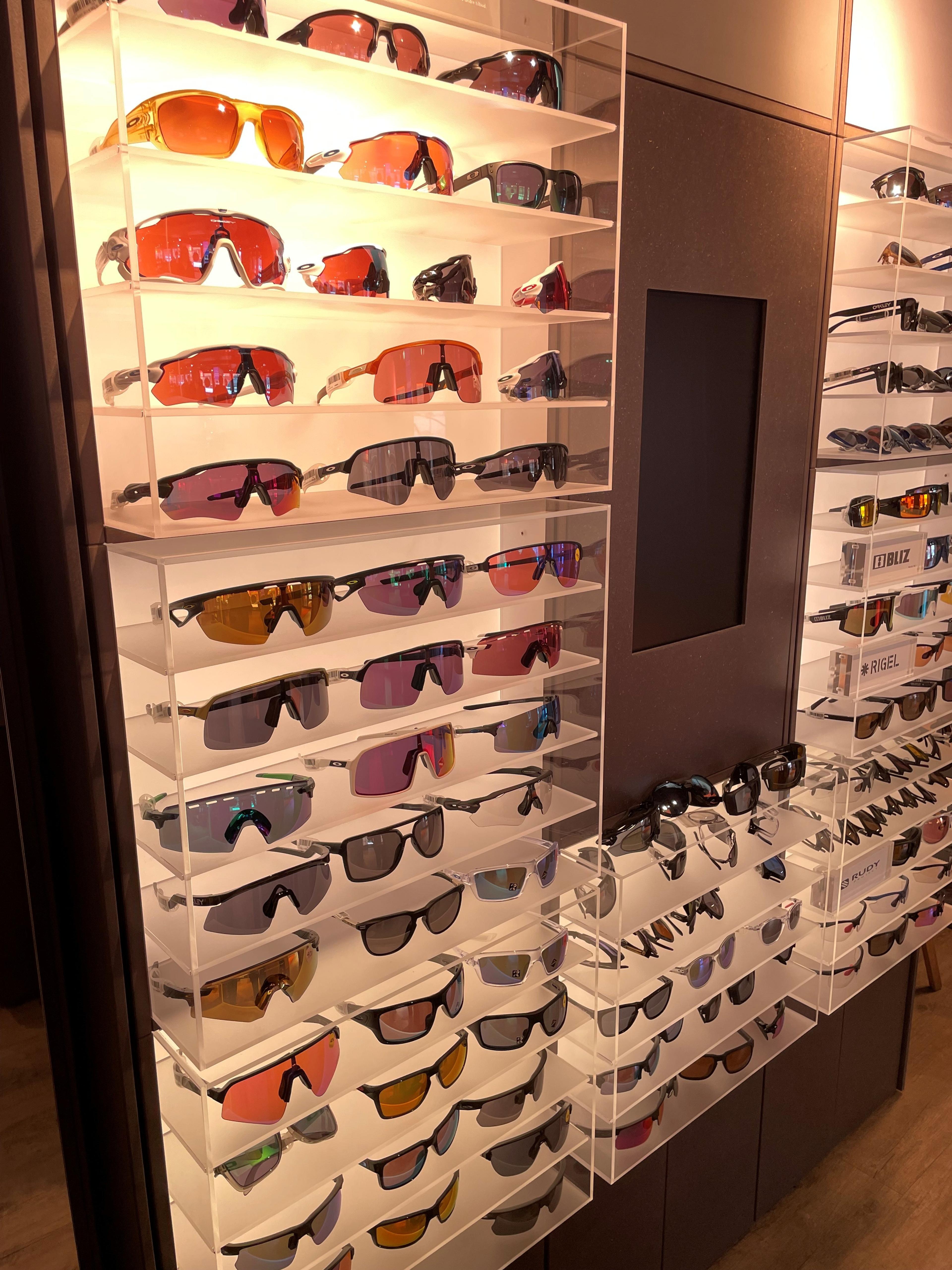 Sportsbriller på stativ