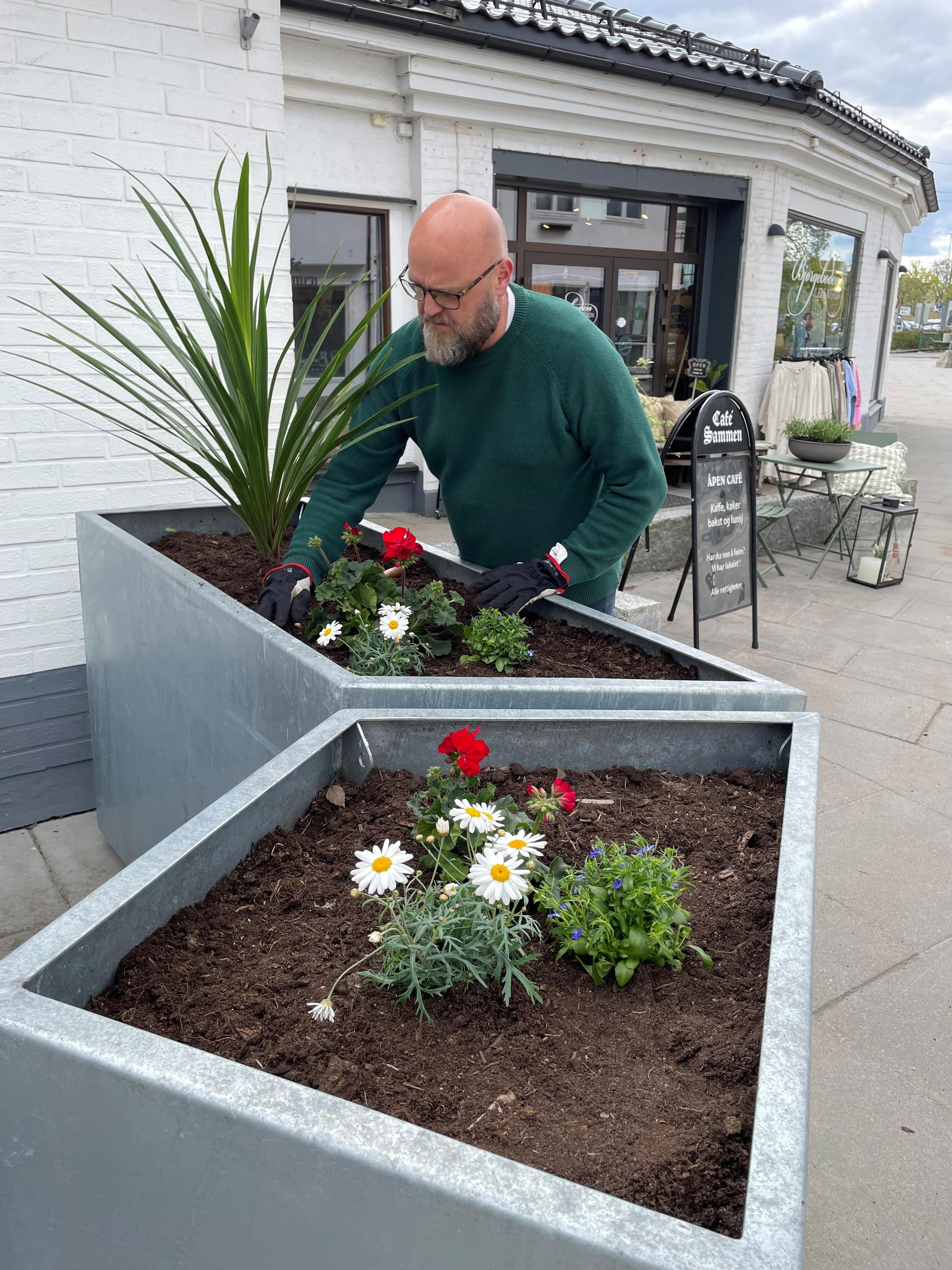 En mann som planter blomster​​​​‌﻿‍﻿​‍​‍‌‍﻿﻿‌﻿​‍‌‍‍‌‌‍‌﻿‌‍‍‌‌‍﻿‍​‍​‍​﻿‍‍​‍​‍‌﻿​﻿‌‍​‌‌‍﻿‍‌‍‍‌‌﻿‌​‌﻿‍‌​‍﻿‍‌‍‍‌‌‍﻿﻿​‍​‍​‍﻿​​‍​‍‌‍‍​‌﻿​‍‌‍‌‌‌‍‌‍​‍​‍​﻿‍‍​‍​‍‌‍‍​‌﻿‌​‌﻿‌​‌﻿​​​﻿‍‍​‍﻿﻿​‍﻿﻿‌‍﻿​‌‍﻿﻿‌‍​﻿‌‍​‌‌‍﻿​‌‍‍​‌‍﻿﻿‌﻿​﻿‌﻿‌​​﻿‍‍​﻿​﻿​﻿​﻿​﻿​﻿​﻿​﻿​‍﻿﻿‌‍‍‌‌‍﻿‍‌﻿‌​‌‍‌‌‌‍﻿‍‌﻿‌​​‍﻿﻿‌‍‌‌‌‍‌​‌‍‍‌‌﻿‌​​‍﻿﻿‌‍﻿‌‌‍﻿﻿‌‍‌​‌‍‌‌​﻿﻿‌‌﻿​​‌﻿​‍‌‍‌‌‌﻿​﻿‌‍‌‌‌‍﻿‍‌﻿‌​‌‍​‌‌﻿‌​‌‍‍‌‌‍﻿﻿‌‍﻿‍​﻿‍﻿‌‍‍‌‌‍‌​​﻿﻿‌​﻿​‍‌‍‌‍​﻿‌‍‌‍​‍‌‍​‌​﻿‌‍​﻿​﻿​﻿‌​​‍﻿‌​﻿‍‌​﻿‌﻿‌‍​‍‌‍‌‌​‍﻿‌​﻿‌​​﻿‍​​﻿​﻿​﻿​‍​‍﻿‌​﻿‍​​﻿‌‍​﻿‍‌​﻿‌​​‍﻿‌​﻿‍​​﻿‌‌​﻿‍​‌‍​‍​﻿‌‌​﻿​﻿‌‍‌‌​﻿​‌​﻿‌‍​﻿​‌‌‍​‍​﻿‍​​﻿‍﻿‌﻿‌​‌﻿‍‌‌﻿​​‌‍‌‌​﻿﻿‌‌﻿​​‌‍﻿﻿‌﻿​﻿‌﻿‌​​﻿‍﻿‌﻿​​‌‍​‌‌﻿‌​‌‍‍​​﻿﻿‌‌‍​‍‌‍﻿﻿‌‍‌​‌﻿‍‌​‍‌‌​﻿‌‌‌​​‍‌‌﻿﻿‌‍‍﻿‌‍‌‌‌﻿‍‌​‍‌‌​﻿​﻿‌​‌​​‍‌‌​﻿​﻿‌​‌​​‍‌‌​﻿​‍​﻿​‍​﻿​​​﻿‌﻿​﻿‌‌‌‍‌‌​﻿​‍​﻿‌‍​﻿‌‍‌‍‌‍​﻿‌​​﻿‌‌​﻿​​‌‍​‌​‍‌‌​﻿​‍​﻿​‍​‍‌‌​﻿‌‌‌​‌​​‍﻿‍‌‍​‌‌‍﻿​‌﻿‌​​﻿﻿﻿‌‍​‍‌‍​‌‌﻿​﻿‌‍‌‌‌‌‌‌‌﻿​‍‌‍﻿​​﻿﻿‌‌‍‍​‌﻿‌​‌﻿‌​‌﻿​​​‍‌‌​﻿​﻿‌​​‌​‍‌‌​﻿​‍‌​‌‍​‍‌‌​﻿​‍‌​‌‍‌‍﻿​‌‍﻿﻿‌‍​﻿‌‍​‌‌‍﻿​‌‍‍​‌‍﻿﻿‌﻿​﻿‌﻿‌​​‍‌‌​﻿​﻿‌​​‌​﻿​﻿​﻿​﻿​﻿​﻿​﻿​﻿​‍‌‍‌‍‍‌‌‍‌​​﻿﻿‌​﻿​‍‌‍‌‍​﻿‌‍‌‍​‍‌‍​‌​﻿‌‍​﻿​﻿​﻿‌​​‍﻿‌​﻿‍‌​﻿‌﻿‌‍​‍‌‍‌‌​‍﻿‌​﻿‌​​﻿‍​​﻿​﻿​﻿​‍​‍﻿‌​﻿‍​​﻿‌‍​﻿‍‌​﻿‌​​‍﻿‌​﻿‍​​﻿‌‌​﻿‍​‌‍​‍​﻿‌‌​﻿​﻿‌‍‌‌​﻿​‌​﻿‌‍​﻿​‌‌‍​‍​﻿‍​​‍‌‍‌﻿‌​‌﻿‍‌‌﻿​​‌‍‌‌​﻿﻿‌‌﻿​​‌‍﻿﻿‌﻿​﻿‌﻿‌​​‍‌‍‌﻿​​‌‍​‌‌﻿‌​‌‍‍​​﻿﻿‌‌‍​‍‌‍﻿﻿‌‍‌​‌﻿‍‌​‍‌‌​﻿‌‌‌​​‍‌‌﻿﻿‌‍‍﻿‌‍‌‌‌﻿‍‌​‍‌‌​﻿​﻿‌​‌​​‍‌‌​﻿​﻿‌​‌​​‍‌‌​﻿​‍​﻿​‍​﻿​​​﻿‌﻿​﻿‌‌‌‍‌‌​﻿​‍​﻿‌‍​﻿‌‍‌‍‌‍​﻿‌​​﻿‌‌​﻿​​‌‍​‌​‍‌‌​﻿​‍​﻿​‍​‍‌‌​﻿‌‌‌​‌​​‍﻿‍‌‍​‌‌‍﻿​‌﻿‌​​‍‌‍‌﻿​​‌‍‌‌‌﻿​‍‌﻿​﻿‌﻿​​‌‍‌‌‌‍​﻿‌﻿‌​‌‍‍‌‌﻿‌‍‌‍‌‌​﻿﻿‌‌﻿​​‌﻿‌‌‌‍​‍‌‍﻿​‌‍‍‌‌﻿​﻿‌‍‍​‌‍‌‌‌‍‌​​‍​‍‌﻿﻿‌