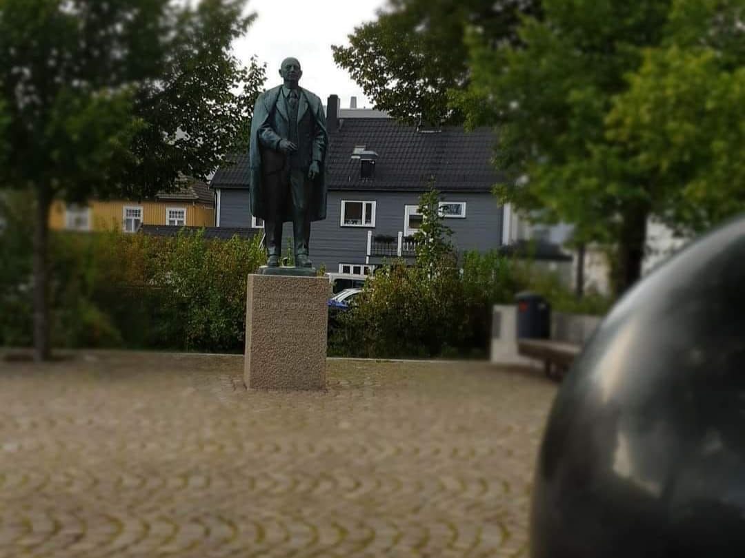 Statue i byrommet