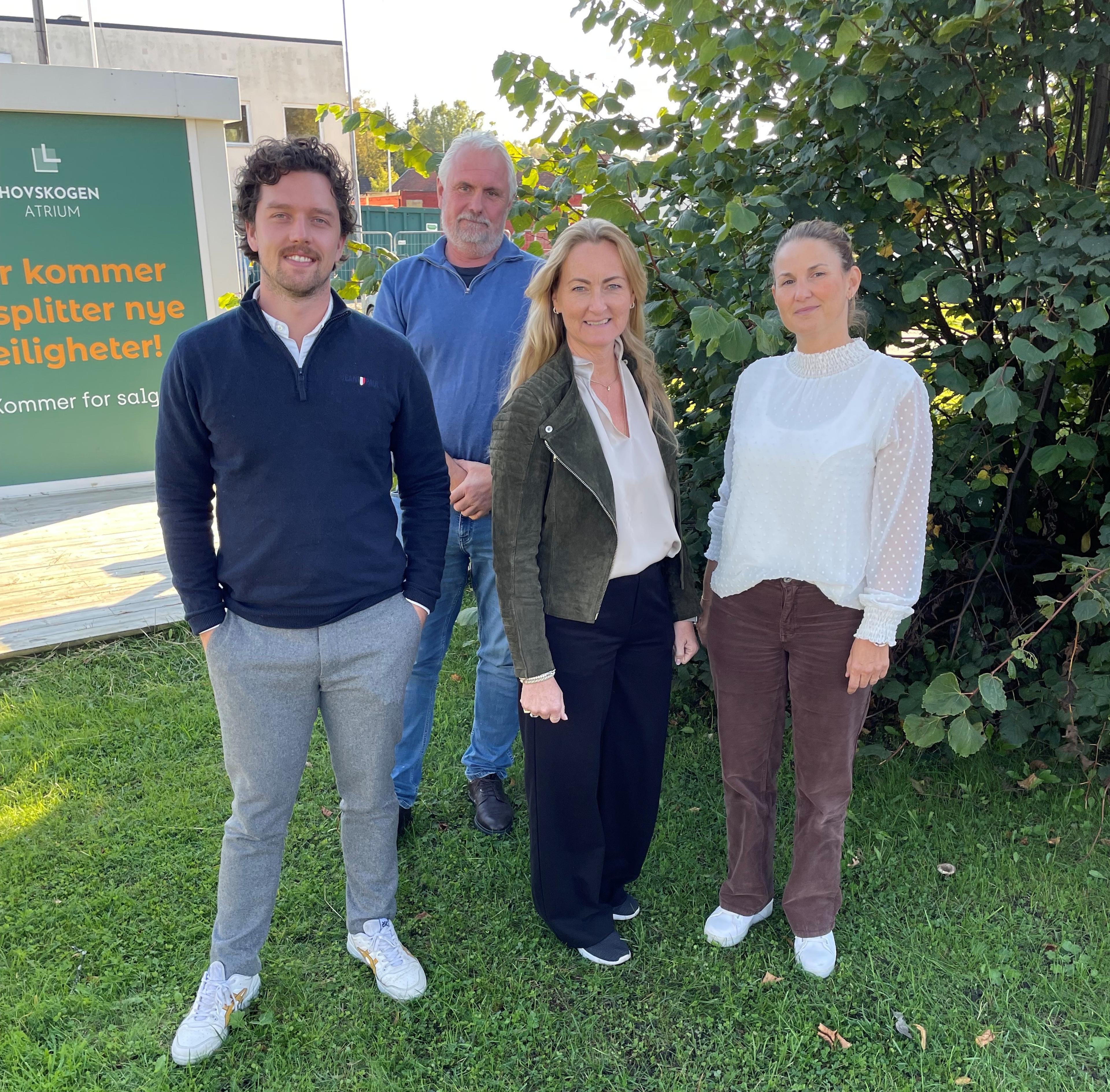 To menn og to damer på en grønn plen