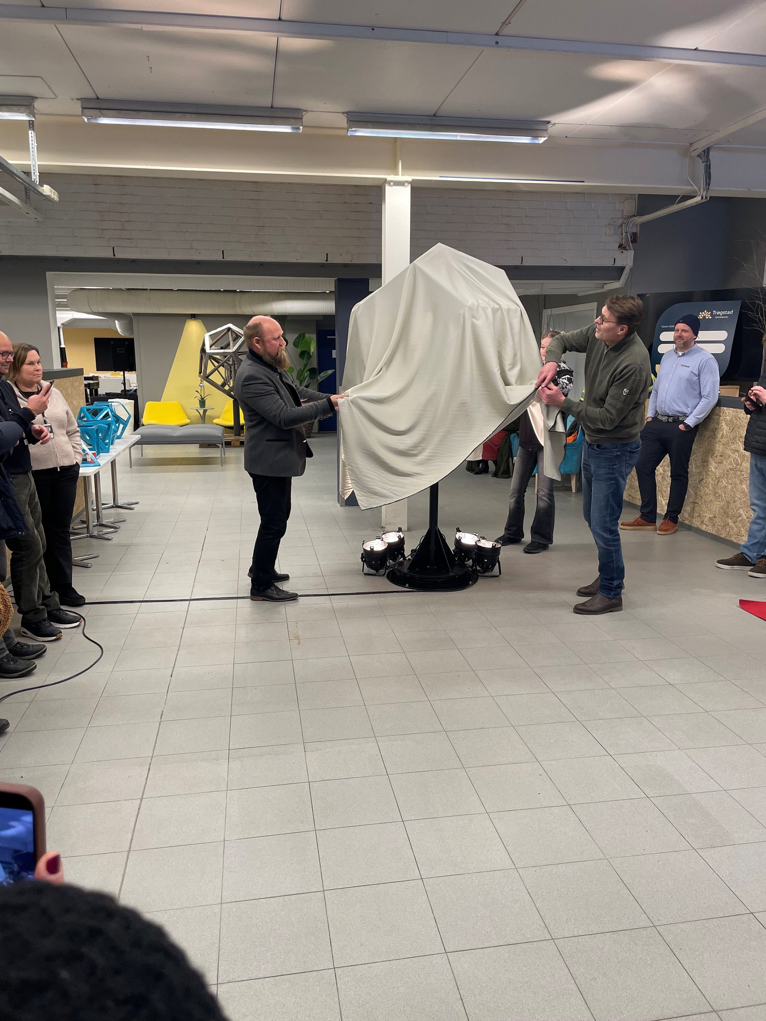 Mennesker som ser på avduking av kunst​​​​‌﻿‍﻿​‍​‍‌‍﻿﻿‌﻿​‍‌‍‍‌‌‍‌﻿‌‍‍‌‌‍﻿‍​‍​‍​﻿‍‍​‍​‍‌﻿​﻿‌‍​‌‌‍﻿‍‌‍‍‌‌﻿‌​‌﻿‍‌​‍﻿‍‌‍‍‌‌‍﻿﻿​‍​‍​‍﻿​​‍​‍‌‍‍​‌﻿​‍‌‍‌‌‌‍‌‍​‍​‍​﻿‍‍​‍​‍‌‍‍​‌﻿‌​‌﻿‌​‌﻿​​​﻿‍‍​‍﻿﻿​‍﻿﻿‌‍﻿​‌‍﻿﻿‌‍​﻿‌‍​‌‌‍﻿​‌‍‍​‌‍﻿﻿‌﻿​﻿‌﻿‌​​﻿‍‍​﻿​﻿​﻿​﻿​﻿​﻿​﻿​﻿​‍﻿﻿‌‍‍‌‌‍﻿‍‌﻿‌​‌‍‌‌‌‍﻿‍‌﻿‌​​‍﻿﻿‌‍‌‌‌‍‌​‌‍‍‌‌﻿‌​​‍﻿﻿‌‍﻿‌‌‍﻿﻿‌‍‌​‌‍‌‌​﻿﻿‌‌﻿​​‌﻿​‍‌‍‌‌‌﻿​﻿‌‍‌‌‌‍﻿‍‌﻿‌​‌‍​‌‌﻿‌​‌‍‍‌‌‍﻿﻿‌‍﻿‍​﻿‍﻿‌‍‍‌‌‍‌​​﻿﻿‌​﻿​​​﻿‍‌​﻿​‍​﻿‌‌‌‍​‍​﻿‌‍‌‍‌‌​﻿​‍​‍﻿‌​﻿​‌​﻿​‍​﻿‌‌​﻿‍​​‍﻿‌​﻿‌​​﻿​‍‌‍​﻿‌‍‌‌​‍﻿‌‌‍​‌​﻿‍‌​﻿‌﻿‌‍​﻿​‍﻿‌‌‍‌​​﻿​‍​﻿‍​‌‍​﻿‌‍​﻿​﻿​﻿​﻿‌​​﻿​﻿‌‍​﻿‌‍​﻿​﻿‌‍​﻿‌‌​﻿‍﻿‌﻿‌​‌﻿‍‌‌﻿​​‌‍‌‌​﻿﻿‌‌﻿​​‌‍﻿﻿‌﻿​﻿‌﻿‌​​﻿‍﻿‌﻿​​‌‍​‌‌﻿‌​‌‍‍​​﻿﻿‌‌‍​‍‌‍﻿﻿‌‍‌​‌﻿‍‌​‍‌‌​﻿‌‌‌​​‍‌‌﻿﻿‌‍‍﻿‌‍‌‌‌﻿‍‌​‍‌‌​﻿​﻿‌​‌​​‍‌‌​﻿​﻿‌​‌​​‍‌‌​﻿​‍​﻿​‍​﻿​‍​﻿​​​﻿‌‌​﻿​‍​﻿​﻿​﻿‍‌​﻿‍​​﻿‍‌​﻿​‍​﻿‍‌​﻿​‍​﻿‌​​‍‌‌​﻿​‍​﻿​‍​‍‌‌​﻿‌‌‌​‌​​‍﻿‍‌‍​‌‌‍﻿​‌﻿‌​​﻿﻿﻿‌‍​‍‌‍​‌‌﻿​﻿‌‍‌‌‌‌‌‌‌﻿​‍‌‍﻿​​﻿﻿‌‌‍‍​‌﻿‌​‌﻿‌​‌﻿​​​‍‌‌​﻿​﻿‌​​‌​‍‌‌​﻿​‍‌​‌‍​‍‌‌​﻿​‍‌​‌‍‌‍﻿​‌‍﻿﻿‌‍​﻿‌‍​‌‌‍﻿​‌‍‍​‌‍﻿﻿‌﻿​﻿‌﻿‌​​‍‌‌​﻿​﻿‌​​‌​﻿​﻿​﻿​﻿​﻿​﻿​﻿​﻿​‍‌‍‌‍‍‌‌‍‌​​﻿﻿‌​﻿​​​﻿‍‌​﻿​‍​﻿‌‌‌‍​‍​﻿‌‍‌‍‌‌​﻿​‍​‍﻿‌​﻿​‌​﻿​‍​﻿‌‌​﻿‍​​‍﻿‌​﻿‌​​﻿​‍‌‍​﻿‌‍‌‌​‍﻿‌‌‍​‌​﻿‍‌​﻿‌﻿‌‍​﻿​‍﻿‌‌‍‌​​﻿​‍​﻿‍​‌‍​﻿‌‍​﻿​﻿​﻿​﻿‌​​﻿​﻿‌‍​﻿‌‍​﻿​﻿‌‍​﻿‌‌​‍‌‍‌﻿‌​‌﻿‍‌‌﻿​​‌‍‌‌​﻿﻿‌‌﻿​​‌‍﻿﻿‌﻿​﻿‌﻿‌​​‍‌‍‌﻿​​‌‍​‌‌﻿‌​‌‍‍​​﻿﻿‌‌‍​‍‌‍﻿﻿‌‍‌​‌﻿‍‌​‍‌‌​﻿‌‌‌​​‍‌‌﻿﻿‌‍‍﻿‌‍‌‌‌﻿‍‌​‍‌‌​﻿​﻿‌​‌​​‍‌‌​﻿​﻿‌​‌​​‍‌‌​﻿​‍​﻿​‍​﻿​‍​﻿​​​﻿‌‌​﻿​‍​﻿​﻿​﻿‍‌​﻿‍​​﻿‍‌​﻿​‍​﻿‍‌​﻿​‍​﻿‌​​‍‌‌​﻿​‍​﻿​‍​‍‌‌​﻿‌‌‌​‌​​‍﻿‍‌‍​‌‌‍﻿​‌﻿‌​​‍‌‍‌﻿​​‌‍‌‌‌﻿​‍‌﻿​﻿‌﻿​​‌‍‌‌‌‍​﻿‌﻿‌​‌‍‍‌‌﻿‌‍‌‍‌‌​﻿﻿‌‌﻿​​‌﻿‌‌‌‍​‍‌‍﻿​‌‍‍‌‌﻿​﻿‌‍‍​‌‍‌‌‌‍‌​​‍​‍‌﻿﻿‌