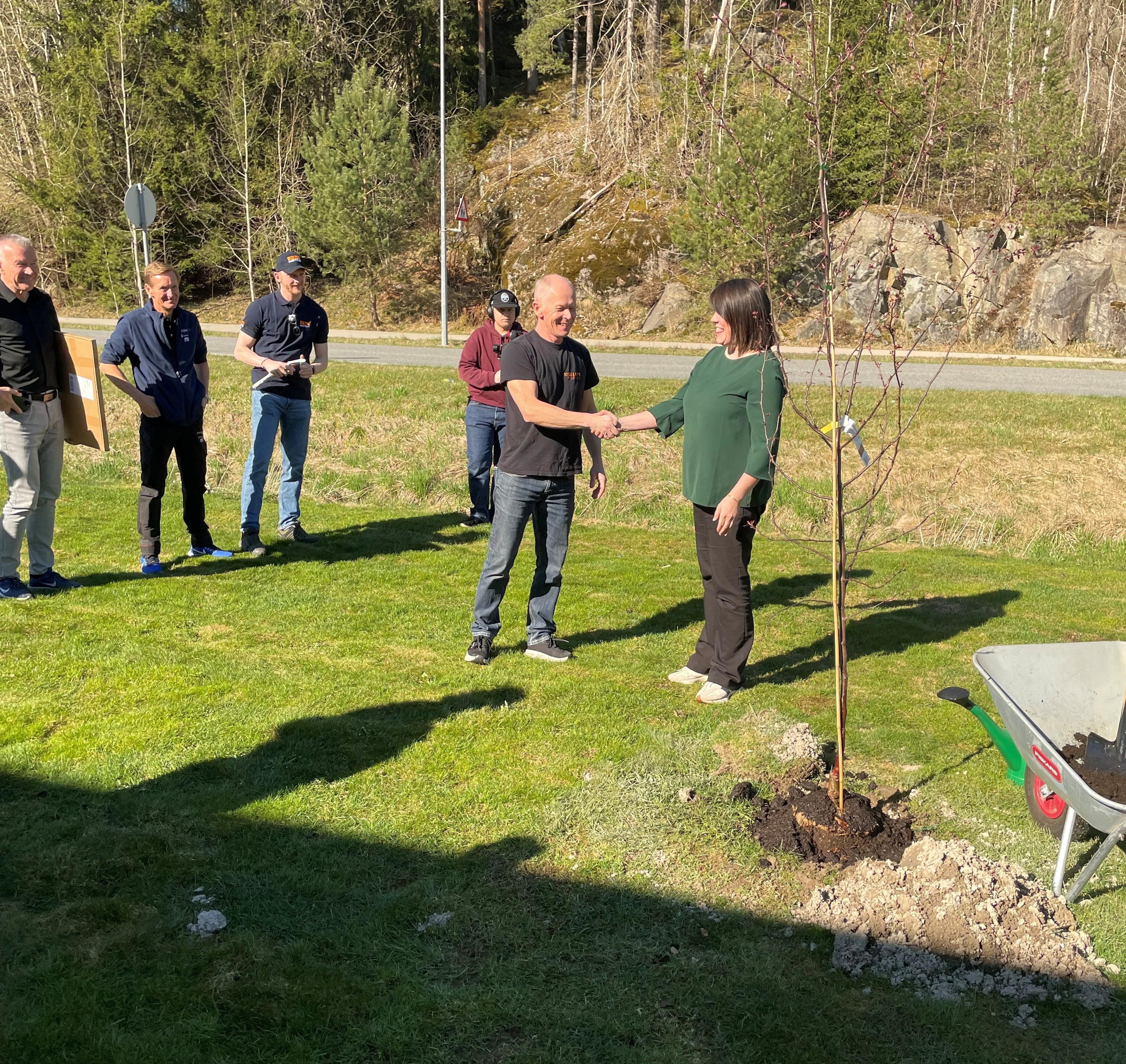 en mann og dame håndhilser