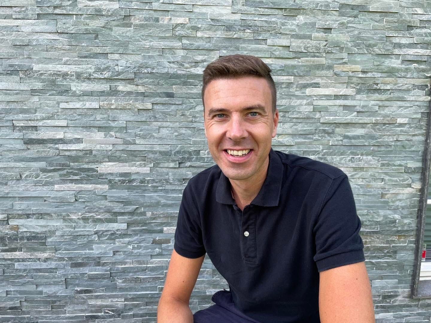 Blid mann med blå t-skjorte