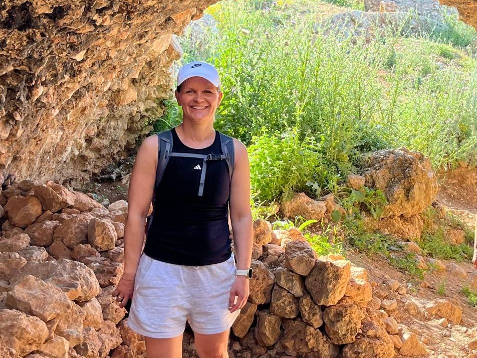 Dame i en grotte