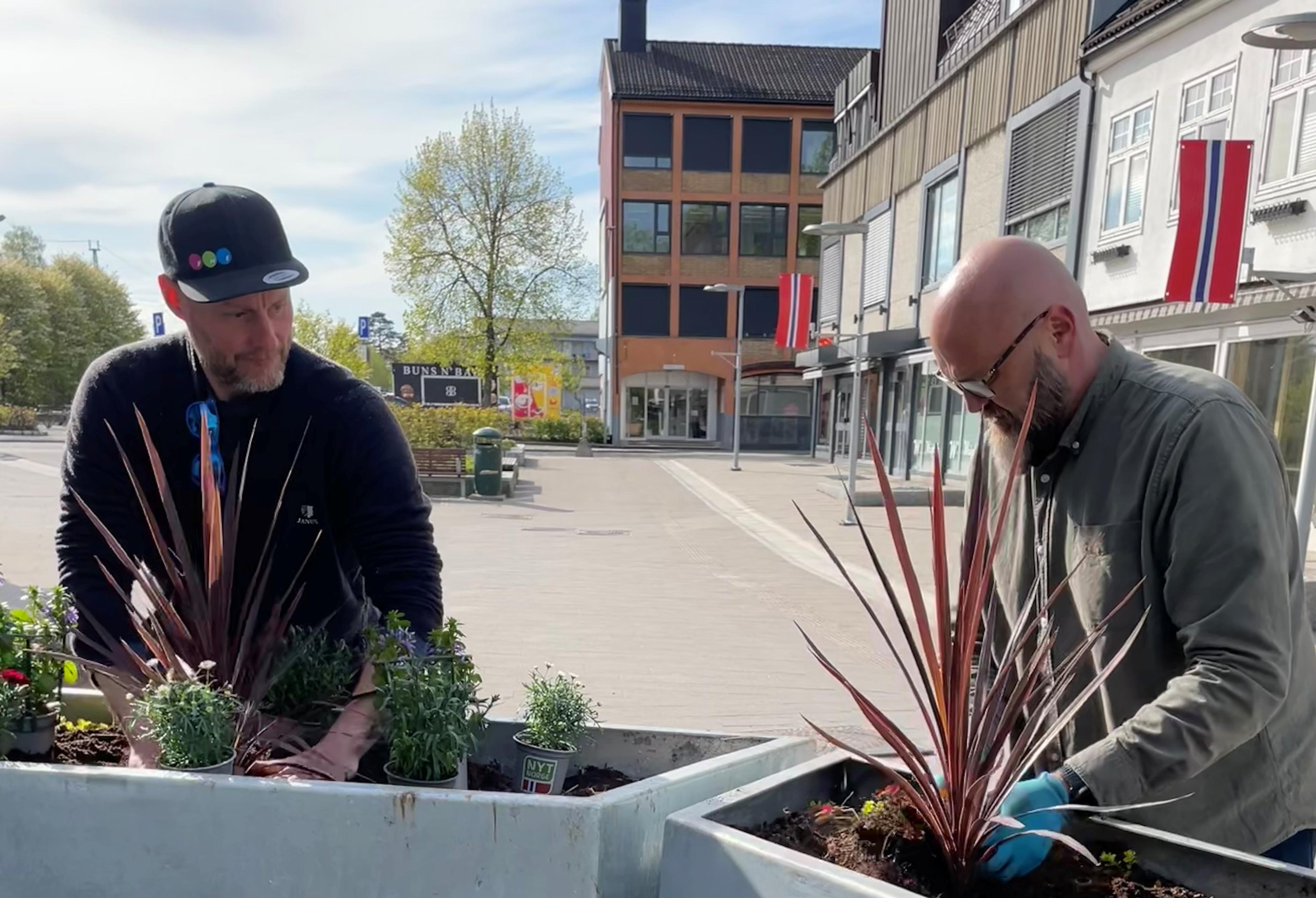 To menn som planter blomster