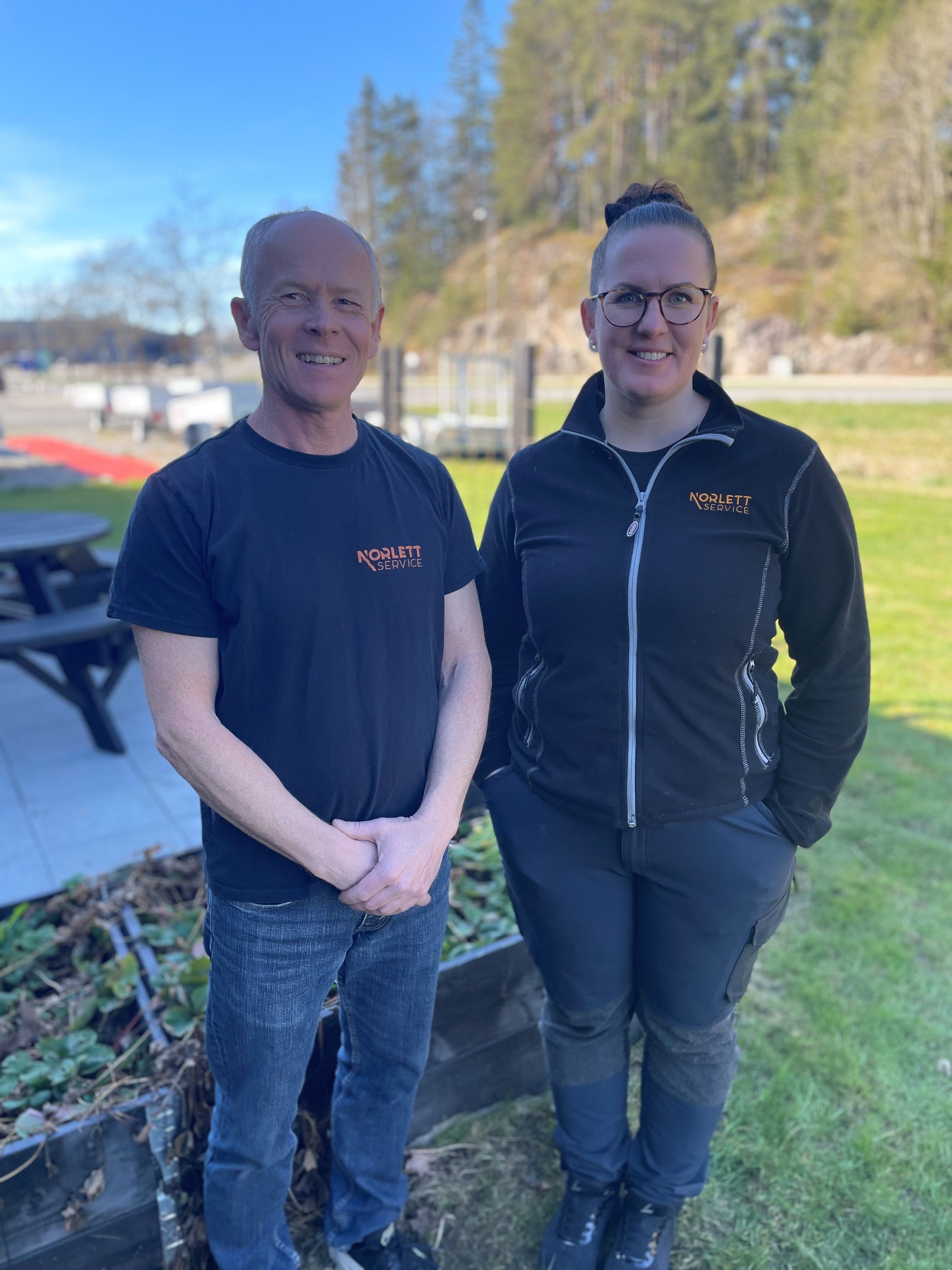 En glad mann og dame