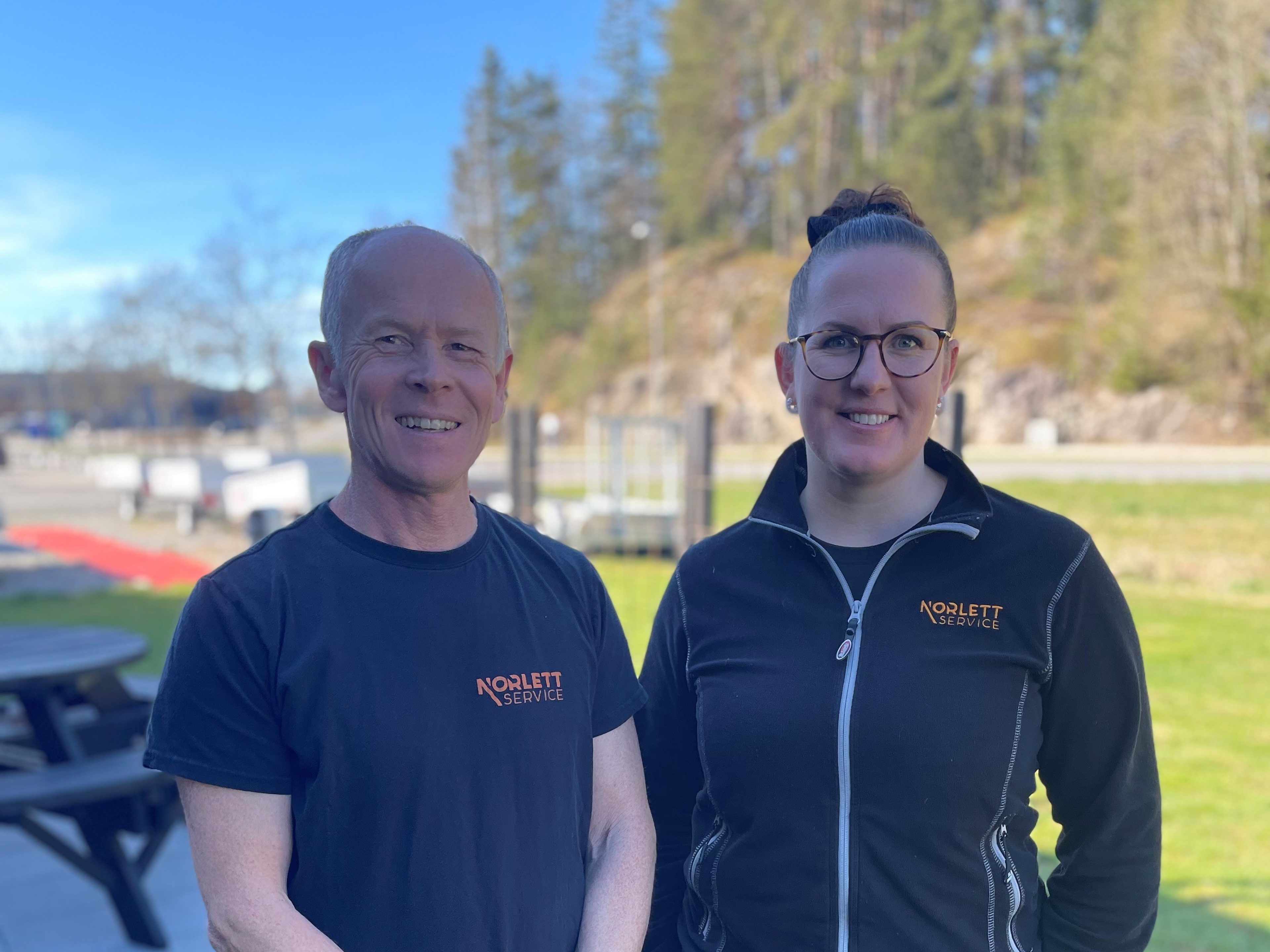 En glad mann og dame