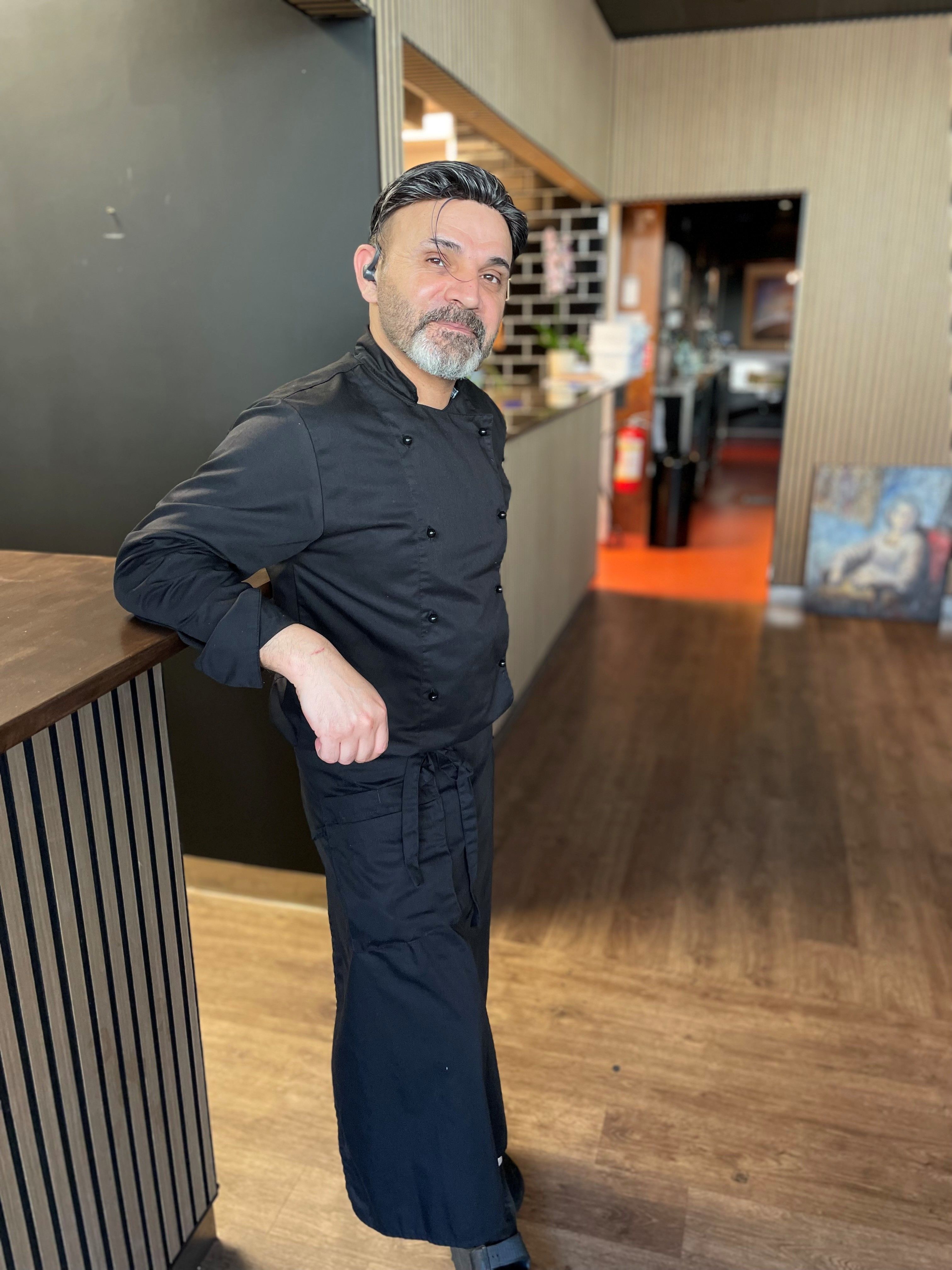 En mann i kokke uniform