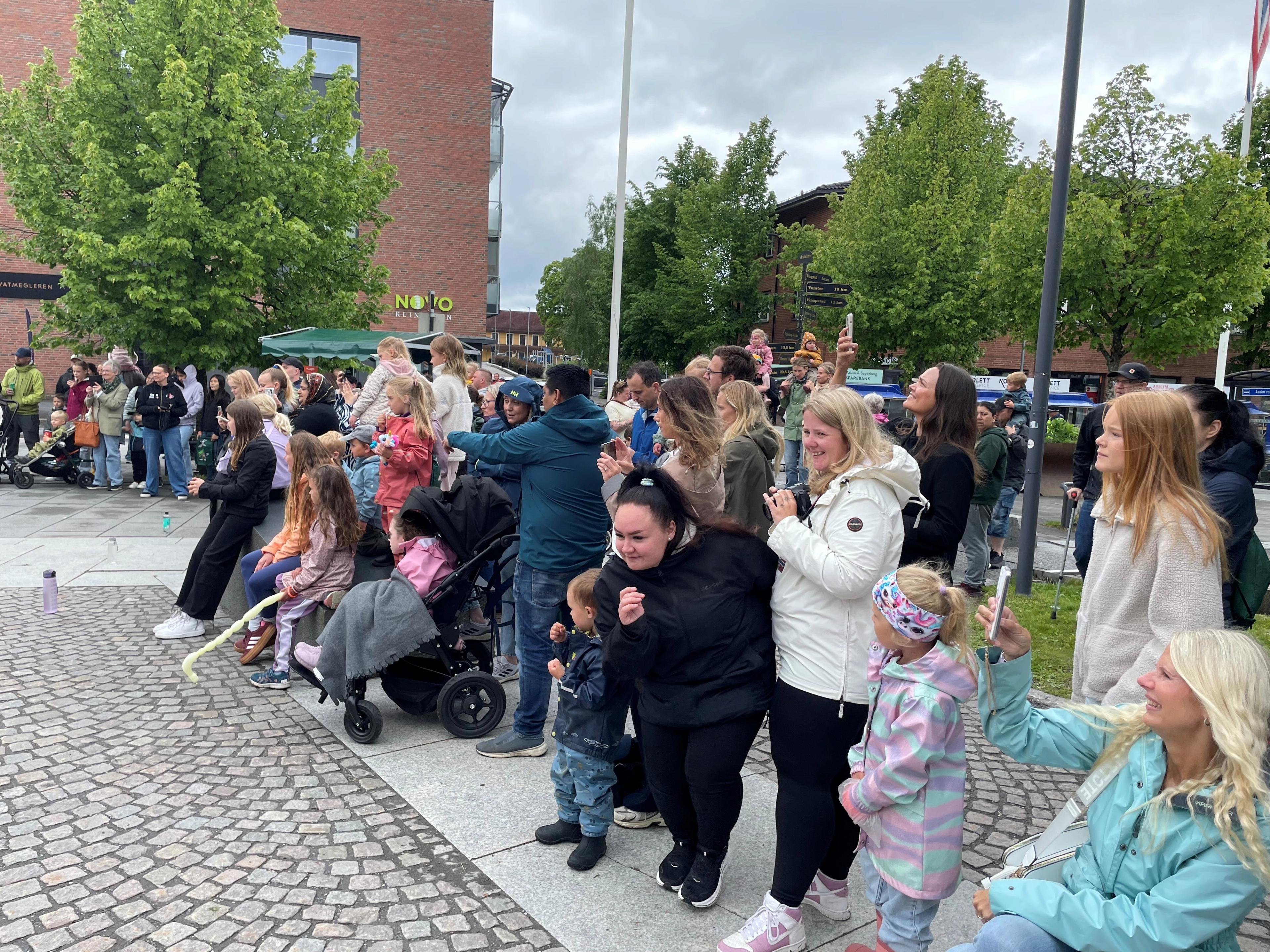 Mennesker som ser på dansere​​​​‌﻿‍﻿​‍​‍‌‍﻿﻿‌﻿​‍‌‍‍‌‌‍‌﻿‌‍‍‌‌‍﻿‍​‍​‍​﻿‍‍​‍​‍‌﻿​﻿‌‍​‌‌‍﻿‍‌‍‍‌‌﻿‌​‌﻿‍‌​‍﻿‍‌‍‍‌‌‍﻿﻿​‍​‍​‍﻿​​‍​‍‌‍‍​‌﻿​‍‌‍‌‌‌‍‌‍​‍​‍​﻿‍‍​‍​‍‌‍‍​‌﻿‌​‌﻿‌​‌﻿​​​﻿‍‍​‍﻿﻿​‍﻿﻿‌‍﻿​‌‍﻿﻿‌‍​﻿‌‍​‌‌‍﻿​‌‍‍​‌‍﻿﻿‌﻿​﻿‌﻿‌​​﻿‍‍​﻿​﻿​﻿​﻿​﻿​﻿​﻿​﻿​‍﻿﻿‌‍‍‌‌‍﻿‍‌﻿‌​‌‍‌‌‌‍﻿‍‌﻿‌​​‍﻿﻿‌‍‌‌‌‍‌​‌‍‍‌‌﻿‌​​‍﻿﻿‌‍﻿‌‌‍﻿﻿‌‍‌​‌‍‌‌​﻿﻿‌‌﻿​​‌﻿​‍‌‍‌‌‌﻿​﻿‌‍‌‌‌‍﻿‍‌﻿‌​‌‍​‌‌﻿‌​‌‍‍‌‌‍﻿﻿‌‍﻿‍​﻿‍﻿‌‍‍‌‌‍‌​​﻿﻿‌‌‍‌‌​﻿‍​​﻿‍‌​﻿‌​‌‍‌​​﻿​​​﻿​‌​﻿‍​​‍﻿‌‌‍​﻿‌‍​﻿‌‍​‍‌‍​﻿​‍﻿‌​﻿‌​​﻿​​‌‍‌‌​﻿​​​‍﻿‌​﻿‍‌‌‍‌‌​﻿‌‌‌‍​﻿​‍﻿‌‌‍‌​​﻿‌﻿‌‍​‌‌‍​﻿‌‍​﻿‌‍‌‌​﻿‍​​﻿‌‍‌‍​‌​﻿‍‌​﻿‌‌​﻿‌﻿​﻿‍﻿‌﻿‌​‌﻿‍‌‌﻿​​‌‍‌‌​﻿﻿‌‌﻿​​‌‍﻿﻿‌﻿​﻿‌﻿‌​​﻿‍﻿‌﻿​​‌‍​‌‌﻿‌​‌‍‍​​﻿﻿‌‌‍​‍‌‍﻿﻿‌‍‌​‌﻿‍‌​‍‌‌​﻿‌‌‌​​‍‌‌﻿﻿‌‍‍﻿‌‍‌‌‌﻿‍‌​‍‌‌​﻿​﻿‌​‌​​‍‌‌​﻿​﻿‌​‌​​‍‌‌​﻿​‍​﻿​‍‌‍‌‌​﻿‌​​﻿‍‌​﻿​﻿‌‍‌‌‌‍‌​​﻿‍‌​﻿​‍​﻿‍​‌‍‌​​﻿‍‌‌‍‌​​‍‌‌​﻿​‍​﻿​‍​‍‌‌​﻿‌‌‌​‌​​‍﻿‍‌‍​‌‌‍﻿​‌﻿‌​​﻿﻿﻿‌‍​‍‌‍​‌‌﻿​﻿‌‍‌‌‌‌‌‌‌﻿​‍‌‍﻿​​﻿﻿‌‌‍‍​‌﻿‌​‌﻿‌​‌﻿​​​‍‌‌​﻿​﻿‌​​‌​‍‌‌​﻿​‍‌​‌‍​‍‌‌​﻿​‍‌​‌‍‌‍﻿​‌‍﻿﻿‌‍​﻿‌‍​‌‌‍﻿​‌‍‍​‌‍﻿﻿‌﻿​﻿‌﻿‌​​‍‌‌​﻿​﻿‌​​‌​﻿​﻿​﻿​﻿​﻿​﻿​﻿​﻿​‍‌‍‌‍‍‌‌‍‌​​﻿﻿‌‌‍‌‌​﻿‍​​﻿‍‌​﻿‌​‌‍‌​​﻿​​​﻿​‌​﻿‍​​‍﻿‌‌‍​﻿‌‍​﻿‌‍​‍‌‍​﻿​‍﻿‌​﻿‌​​﻿​​‌‍‌‌​﻿​​​‍﻿‌​﻿‍‌‌‍‌‌​﻿‌‌‌‍​﻿​‍﻿‌‌‍‌​​﻿‌﻿‌‍​‌‌‍​﻿‌‍​﻿‌‍‌‌​﻿‍​​﻿‌‍‌‍​‌​﻿‍‌​﻿‌‌​﻿‌﻿​‍‌‍‌﻿‌​‌﻿‍‌‌﻿​​‌‍‌‌​﻿﻿‌‌﻿​​‌‍﻿﻿‌﻿​﻿‌﻿‌​​‍‌‍‌﻿​​‌‍​‌‌﻿‌​‌‍‍​​﻿﻿‌‌‍​‍‌‍﻿﻿‌‍‌​‌﻿‍‌​‍‌‌​﻿‌‌‌​​‍‌‌﻿﻿‌‍‍﻿‌‍‌‌‌﻿‍‌​‍‌‌​﻿​﻿‌​‌​​‍‌‌​﻿​﻿‌​‌​​‍‌‌​﻿​‍​﻿​‍‌‍‌‌​﻿‌​​﻿‍‌​﻿​﻿‌‍‌‌‌‍‌​​﻿‍‌​﻿​‍​﻿‍​‌‍‌​​﻿‍‌‌‍‌​​‍‌‌​﻿​‍​﻿​‍​‍‌‌​﻿‌‌‌​‌​​‍﻿‍‌‍​‌‌‍﻿​‌﻿‌​​‍‌‍‌﻿​​‌‍‌‌‌﻿​‍‌﻿​﻿‌﻿​​‌‍‌‌‌‍​﻿‌﻿‌​‌‍‍‌‌﻿‌‍‌‍‌‌​﻿﻿‌‌﻿​​‌﻿‌‌‌‍​‍‌‍﻿​‌‍‍‌‌﻿​﻿‌‍‍​‌‍‌‌‌‍‌​​‍​‍‌﻿﻿‌
