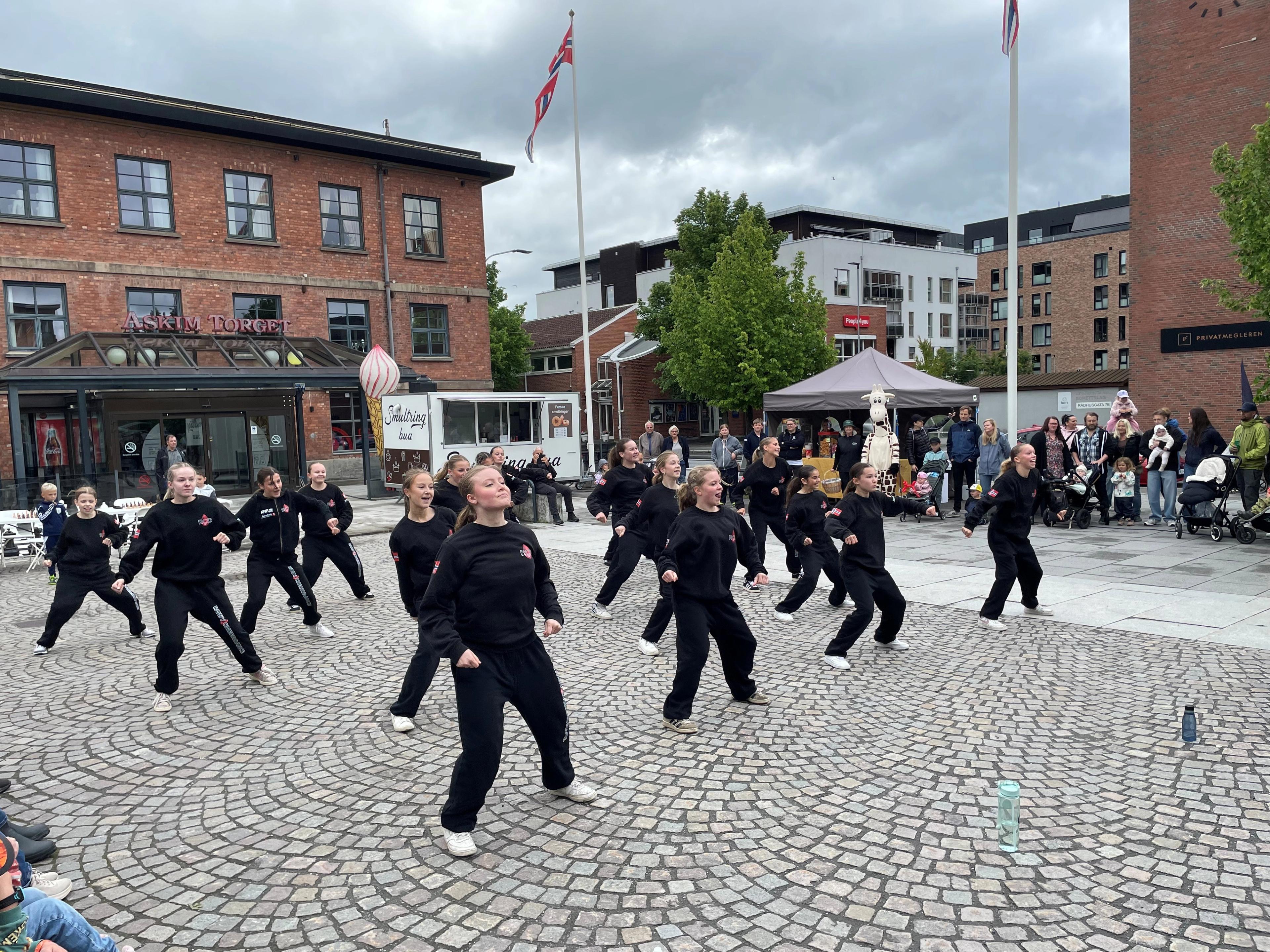 Jenter som danser på åpen plass