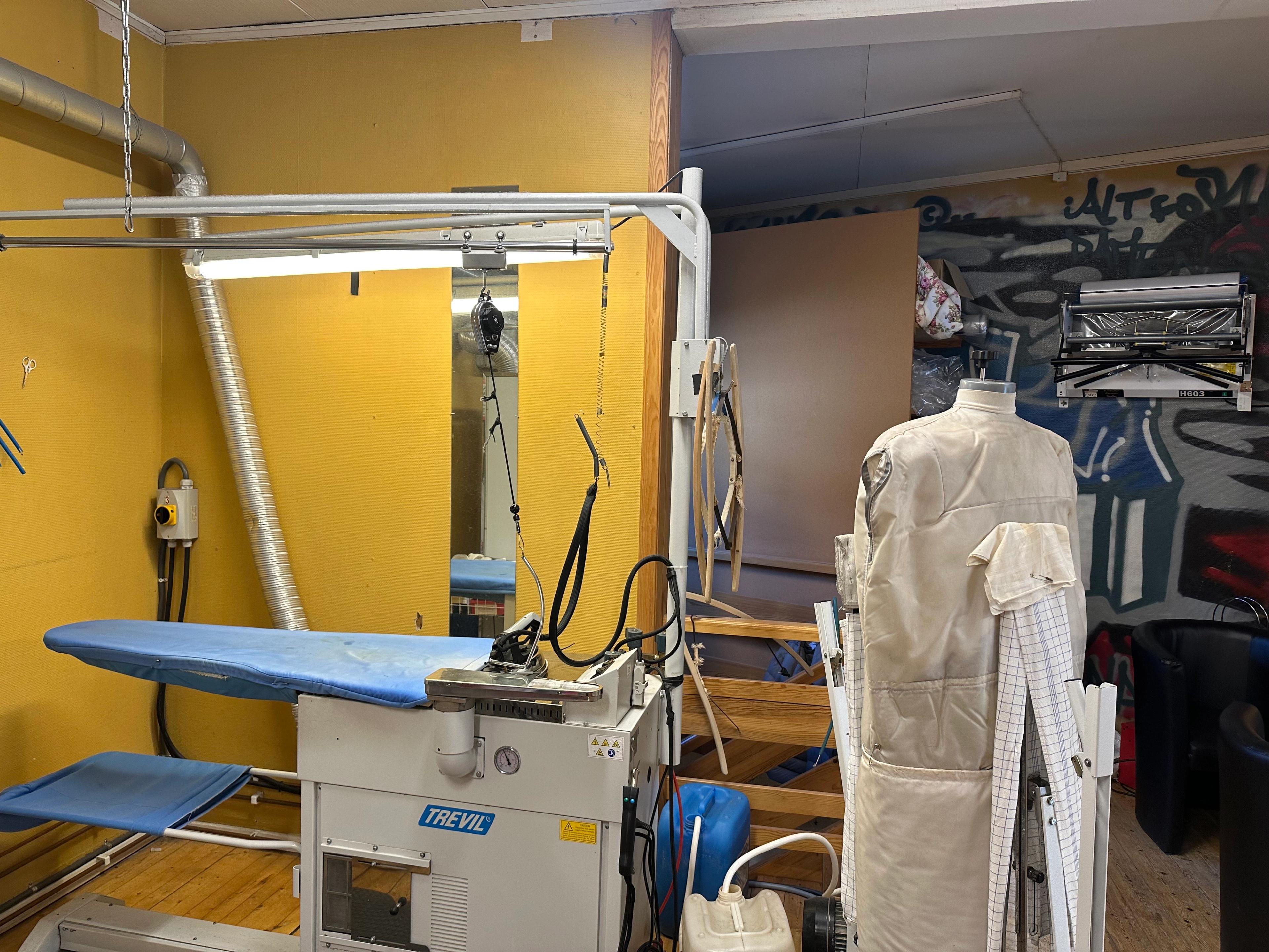 Gule vegger med rensemaskiner