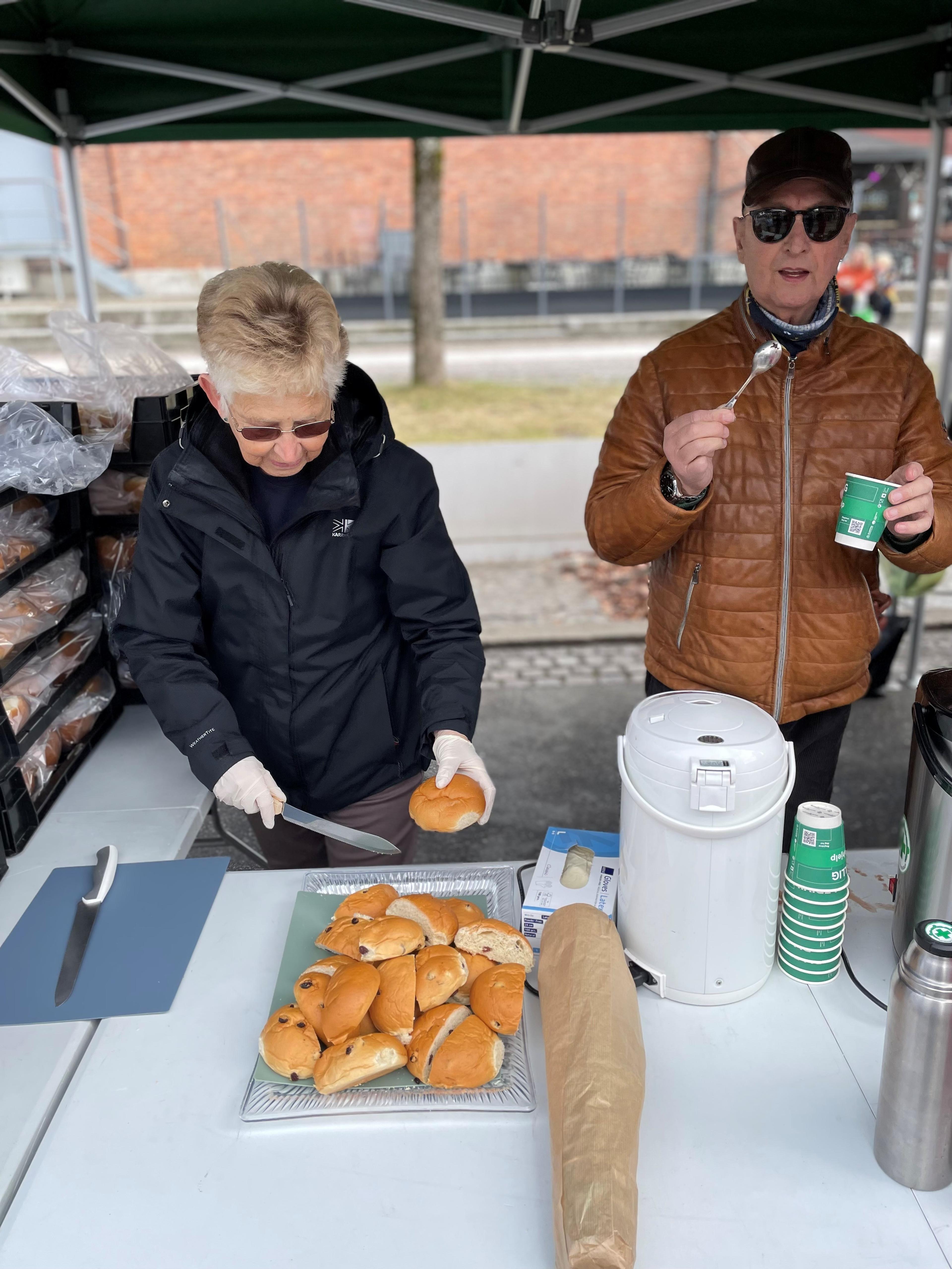 Mann og dame som deler ut boller​​​​‌﻿‍﻿​‍​‍‌‍﻿﻿‌﻿​‍‌‍‍‌‌‍‌﻿‌‍‍‌‌‍﻿‍​‍​‍​﻿‍‍​‍​‍‌﻿​﻿‌‍​‌‌‍﻿‍‌‍‍‌‌﻿‌​‌﻿‍‌​‍﻿‍‌‍‍‌‌‍﻿﻿​‍​‍​‍﻿​​‍​‍‌‍‍​‌﻿​‍‌‍‌‌‌‍‌‍​‍​‍​﻿‍‍​‍​‍‌‍‍​‌﻿‌​‌﻿‌​‌﻿​​​﻿‍‍​‍﻿﻿​‍﻿﻿‌‍﻿​‌‍﻿﻿‌‍​﻿‌‍​‌‌‍﻿​‌‍‍​‌‍﻿﻿‌﻿​﻿‌﻿‌​​﻿‍‍​﻿​﻿​﻿​﻿​﻿​﻿​﻿​﻿​‍﻿﻿‌‍‍‌‌‍﻿‍‌﻿‌​‌‍‌‌‌‍﻿‍‌﻿‌​​‍﻿﻿‌‍‌‌‌‍‌​‌‍‍‌‌﻿‌​​‍﻿﻿‌‍﻿‌‌‍﻿﻿‌‍‌​‌‍‌‌​﻿﻿‌‌﻿​​‌﻿​‍‌‍‌‌‌﻿​﻿‌‍‌‌‌‍﻿‍‌﻿‌​‌‍​‌‌﻿‌​‌‍‍‌‌‍﻿﻿‌‍﻿‍​﻿‍﻿‌‍‍‌‌‍‌​​﻿﻿‌​﻿‍‌‌‍‌‍​﻿‌﻿‌‍​‍​﻿‍‌​﻿‌‌​﻿‌‌‌‍​﻿​‍﻿‌​﻿‍‌‌‍​‌‌‍​‌​﻿​‌​‍﻿‌​﻿‌​​﻿‌​​﻿​﻿​﻿‍‌​‍﻿‌‌‍​‍‌‍​‍​﻿‌‌​﻿​‍​‍﻿‌‌‍‌‌​﻿‌‌​﻿‌‌‌‍‌‌​﻿‌﻿‌‍​‌​﻿​﻿​﻿‍‌‌‍‌‍​﻿‍​​﻿‌﻿‌‍​﻿​﻿‍﻿‌﻿‌​‌﻿‍‌‌﻿​​‌‍‌‌​﻿﻿‌‌﻿​​‌‍﻿﻿‌﻿​﻿‌﻿‌​​﻿‍﻿‌﻿​​‌‍​‌‌﻿‌​‌‍‍​​﻿﻿‌‌‍​‍‌‍﻿﻿‌‍‌​‌﻿‍‌​‍‌‌​﻿‌‌‌​​‍‌‌﻿﻿‌‍‍﻿‌‍‌‌‌﻿‍‌​‍‌‌​﻿​﻿‌​‌​​‍‌‌​﻿​﻿‌​‌​​‍‌‌​﻿​‍​﻿​‍​﻿‌​‌‍‌‌‌‍‌‍‌‍‌​​﻿​‍‌‍​‌‌‍‌​​﻿‌‍‌‍​﻿​﻿‌​​﻿​​​﻿‌‌​‍‌‌​﻿​‍​﻿​‍​‍‌‌​﻿‌‌‌​‌​​‍﻿‍‌‍​‌‌‍﻿​‌﻿‌​​﻿﻿﻿‌‍​‍‌‍​‌‌﻿​﻿‌‍‌‌‌‌‌‌‌﻿​‍‌‍﻿​​﻿﻿‌‌‍‍​‌﻿‌​‌﻿‌​‌﻿​​​‍‌‌​﻿​﻿‌​​‌​‍‌‌​﻿​‍‌​‌‍​‍‌‌​﻿​‍‌​‌‍‌‍﻿​‌‍﻿﻿‌‍​﻿‌‍​‌‌‍﻿​‌‍‍​‌‍﻿﻿‌﻿​﻿‌﻿‌​​‍‌‌​﻿​﻿‌​​‌​﻿​﻿​﻿​﻿​﻿​﻿​﻿​﻿​‍‌‍‌‍‍‌‌‍‌​​﻿﻿‌​﻿‍‌‌‍‌‍​﻿‌﻿‌‍​‍​﻿‍‌​﻿‌‌​﻿‌‌‌‍​﻿​‍﻿‌​﻿‍‌‌‍​‌‌‍​‌​﻿​‌​‍﻿‌​﻿‌​​﻿‌​​﻿​﻿​﻿‍‌​‍﻿‌‌‍​‍‌‍​‍​﻿‌‌​﻿​‍​‍﻿‌‌‍‌‌​﻿‌‌​﻿‌‌‌‍‌‌​﻿‌﻿‌‍​‌​﻿​﻿​﻿‍‌‌‍‌‍​﻿‍​​﻿‌﻿‌‍​﻿​‍‌‍‌﻿‌​‌﻿‍‌‌﻿​​‌‍‌‌​﻿﻿‌‌﻿​​‌‍﻿﻿‌﻿​﻿‌﻿‌​​‍‌‍‌﻿​​‌‍​‌‌﻿‌​‌‍‍​​﻿﻿‌‌‍​‍‌‍﻿﻿‌‍‌​‌﻿‍‌​‍‌‌​﻿‌‌‌​​‍‌‌﻿﻿‌‍‍﻿‌‍‌‌‌﻿‍‌​‍‌‌​﻿​﻿‌​‌​​‍‌‌​﻿​﻿‌​‌​​‍‌‌​﻿​‍​﻿​‍​﻿‌​‌‍‌‌‌‍‌‍‌‍‌​​﻿​‍‌‍​‌‌‍‌​​﻿‌‍‌‍​﻿​﻿‌​​﻿​​​﻿‌‌​‍‌‌​﻿​‍​﻿​‍​‍‌‌​﻿‌‌‌​‌​​‍﻿‍‌‍​‌‌‍﻿​‌﻿‌​​‍‌‍‌﻿​​‌‍‌‌‌﻿​‍‌﻿​﻿‌﻿​​‌‍‌‌‌‍​﻿‌﻿‌​‌‍‍‌‌﻿‌‍‌‍‌‌​﻿﻿‌‌﻿​​‌﻿‌‌‌‍​‍‌‍﻿​‌‍‍‌‌﻿​﻿‌‍‍​‌‍‌‌‌‍‌​​‍​‍‌﻿﻿‌