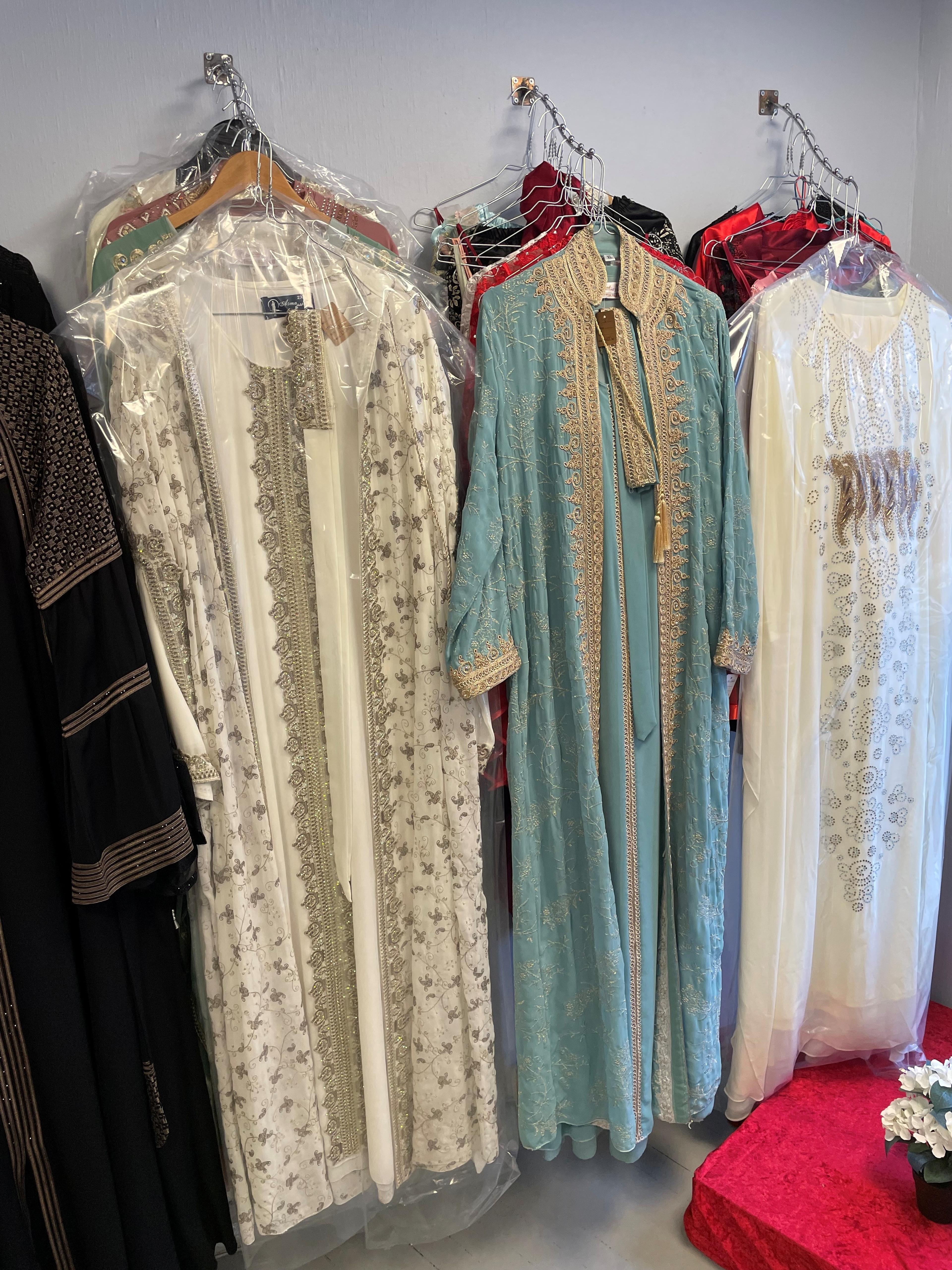 Kjoler som henger på stativ