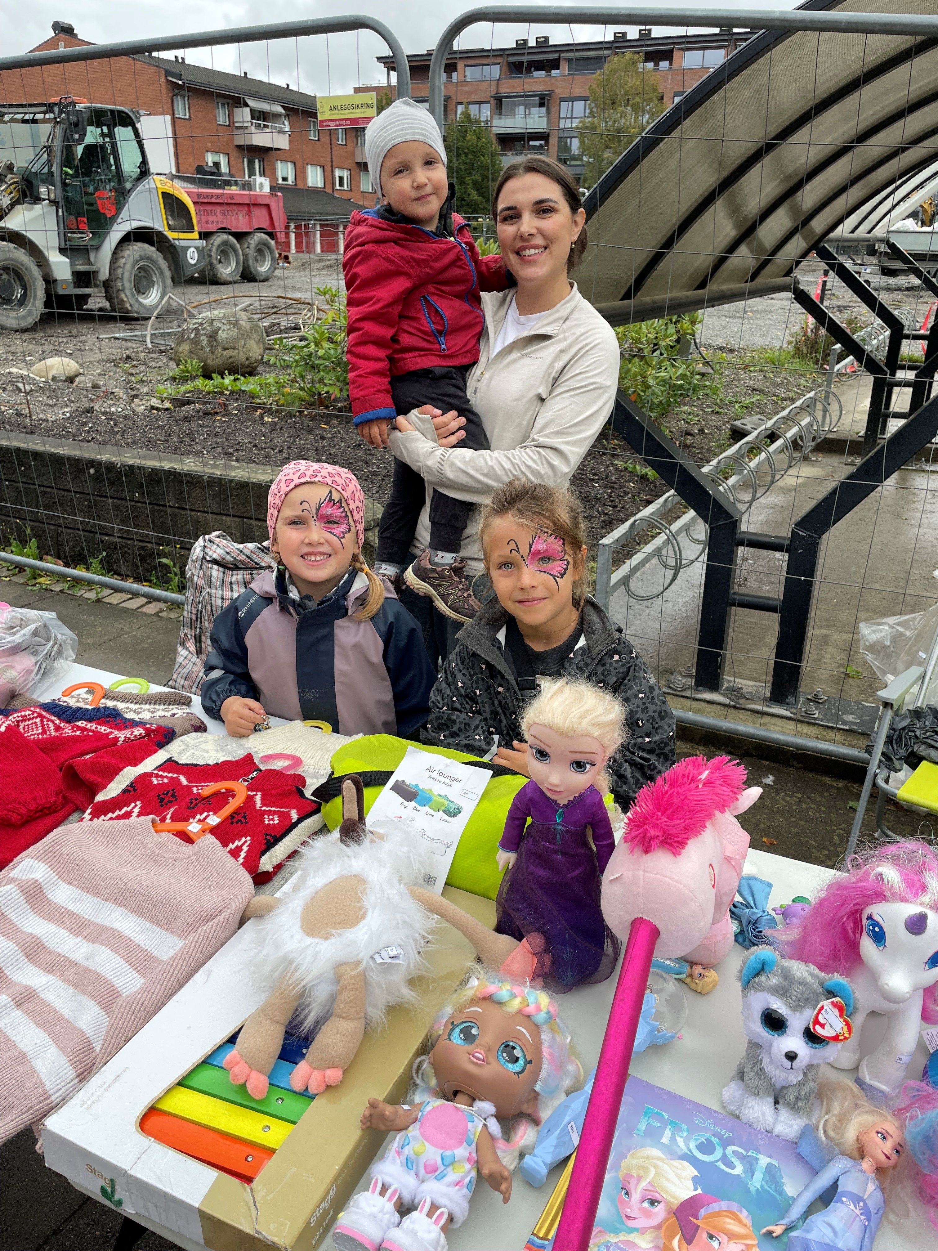 Familie, to jenter, en gutt og mamma i gågata​​​​‌﻿‍﻿​‍​‍‌‍﻿﻿‌﻿​‍‌‍‍‌‌‍‌﻿‌‍‍‌‌‍﻿‍​‍​‍​﻿‍‍​‍​‍‌﻿​﻿‌‍​‌‌‍﻿‍‌‍‍‌‌﻿‌​‌﻿‍‌​‍﻿‍‌‍‍‌‌‍﻿﻿​‍​‍​‍﻿​​‍​‍‌‍‍​‌﻿​‍‌‍‌‌‌‍‌‍​‍​‍​﻿‍‍​‍​‍‌‍‍​‌﻿‌​‌﻿‌​‌﻿​​​﻿‍‍​‍﻿﻿​‍﻿﻿‌‍﻿​‌‍﻿﻿‌‍​﻿‌‍​‌‌‍﻿​‌‍‍​‌‍﻿﻿‌﻿​﻿‌﻿‌​​﻿‍‍​﻿​﻿​﻿​﻿​﻿​﻿​﻿​﻿​‍﻿﻿‌‍‍‌‌‍﻿‍‌﻿‌​‌‍‌‌‌‍﻿‍‌﻿‌​​‍﻿﻿‌‍‌‌‌‍‌​‌‍‍‌‌﻿‌​​‍﻿﻿‌‍﻿‌‌‍﻿﻿‌‍‌​‌‍‌‌​﻿﻿‌‌﻿​​‌﻿​‍‌‍‌‌‌﻿​﻿‌‍‌‌‌‍﻿‍‌﻿‌​‌‍​‌‌﻿‌​‌‍‍‌‌‍﻿﻿‌‍﻿‍​﻿‍﻿‌‍‍‌‌‍‌​​﻿﻿‌​﻿‌﻿​﻿‌‍‌‍‌‍‌‍​‌‌‍‌‍‌‍‌​​﻿​‍​﻿‌﻿​‍﻿‌​﻿‌‍‌‍​‌​﻿‍​​﻿​​​‍﻿‌​﻿‌​‌‍‌‍​﻿​﻿​﻿​﻿​‍﻿‌​﻿‍​‌‍‌‌​﻿​‌‌‍​‍​‍﻿‌‌‍​‍‌‍​﻿‌‍‌‍​﻿‌‍​﻿​‌​﻿​‍‌‍​‍​﻿‌‍​﻿‌‌‌‍‌‌‌‍​‌‌‍‌‍​﻿‍﻿‌﻿‌​‌﻿‍‌‌﻿​​‌‍‌‌​﻿﻿‌‌﻿​​‌‍﻿﻿‌﻿​﻿‌﻿‌​​﻿‍﻿‌﻿​​‌‍​‌‌﻿‌​‌‍‍​​﻿﻿‌‌‍​‍‌‍﻿﻿‌‍‌​‌﻿‍‌​‍‌‌​﻿‌‌‌​​‍‌‌﻿﻿‌‍‍﻿‌‍‌‌‌﻿‍‌​‍‌‌​﻿​﻿‌​‌​​‍‌‌​﻿​﻿‌​‌​​‍‌‌​﻿​‍​﻿​‍‌‍​﻿‌‍‌​​﻿‌﻿​﻿‌​​﻿​﻿‌‍​﻿​﻿‍​‌‍‌‍​﻿​‌​﻿​﻿‌‍‌‍​﻿‍​​‍‌‌​﻿​‍​﻿​‍​‍‌‌​﻿‌‌‌​‌​​‍﻿‍‌‍​‌‌‍﻿​‌﻿‌​​﻿﻿﻿‌‍​‍‌‍​‌‌﻿​﻿‌‍‌‌‌‌‌‌‌﻿​‍‌‍﻿​​﻿﻿‌‌‍‍​‌﻿‌​‌﻿‌​‌﻿​​​‍‌‌​﻿​﻿‌​​‌​‍‌‌​﻿​‍‌​‌‍​‍‌‌​﻿​‍‌​‌‍‌‍﻿​‌‍﻿﻿‌‍​﻿‌‍​‌‌‍﻿​‌‍‍​‌‍﻿﻿‌﻿​﻿‌﻿‌​​‍‌‌​﻿​﻿‌​​‌​﻿​﻿​﻿​﻿​﻿​﻿​﻿​﻿​‍‌‍‌‍‍‌‌‍‌​​﻿﻿‌​﻿‌﻿​﻿‌‍‌‍‌‍‌‍​‌‌‍‌‍‌‍‌​​﻿​‍​﻿‌﻿​‍﻿‌​﻿‌‍‌‍​‌​﻿‍​​﻿​​​‍﻿‌​﻿‌​‌‍‌‍​﻿​﻿​﻿​﻿​‍﻿‌​﻿‍​‌‍‌‌​﻿​‌‌‍​‍​‍﻿‌‌‍​‍‌‍​﻿‌‍‌‍​﻿‌‍​﻿​‌​﻿​‍‌‍​‍​﻿‌‍​﻿‌‌‌‍‌‌‌‍​‌‌‍‌‍​‍‌‍‌﻿‌​‌﻿‍‌‌﻿​​‌‍‌‌​﻿﻿‌‌﻿​​‌‍﻿﻿‌﻿​﻿‌﻿‌​​‍‌‍‌﻿​​‌‍​‌‌﻿‌​‌‍‍​​﻿﻿‌‌‍​‍‌‍﻿﻿‌‍‌​‌﻿‍‌​‍‌‌​﻿‌‌‌​​‍‌‌﻿﻿‌‍‍﻿‌‍‌‌‌﻿‍‌​‍‌‌​﻿​﻿‌​‌​​‍‌‌​﻿​﻿‌​‌​​‍‌‌​﻿​‍​﻿​‍‌‍​﻿‌‍‌​​﻿‌﻿​﻿‌​​﻿​﻿‌‍​﻿​﻿‍​‌‍‌‍​﻿​‌​﻿​﻿‌‍‌‍​﻿‍​​‍‌‌​﻿​‍​﻿​‍​‍‌‌​﻿‌‌‌​‌​​‍﻿‍‌‍​‌‌‍﻿​‌﻿‌​​‍‌‍‌﻿​​‌‍‌‌‌﻿​‍‌﻿​﻿‌﻿​​‌‍‌‌‌‍​﻿‌﻿‌​‌‍‍‌‌﻿‌‍‌‍‌‌​﻿﻿‌‌﻿​​‌﻿‌‌‌‍​‍‌‍﻿​‌‍‍‌‌﻿​﻿‌‍‍​‌‍‌‌‌‍‌​​‍​‍‌﻿﻿‌