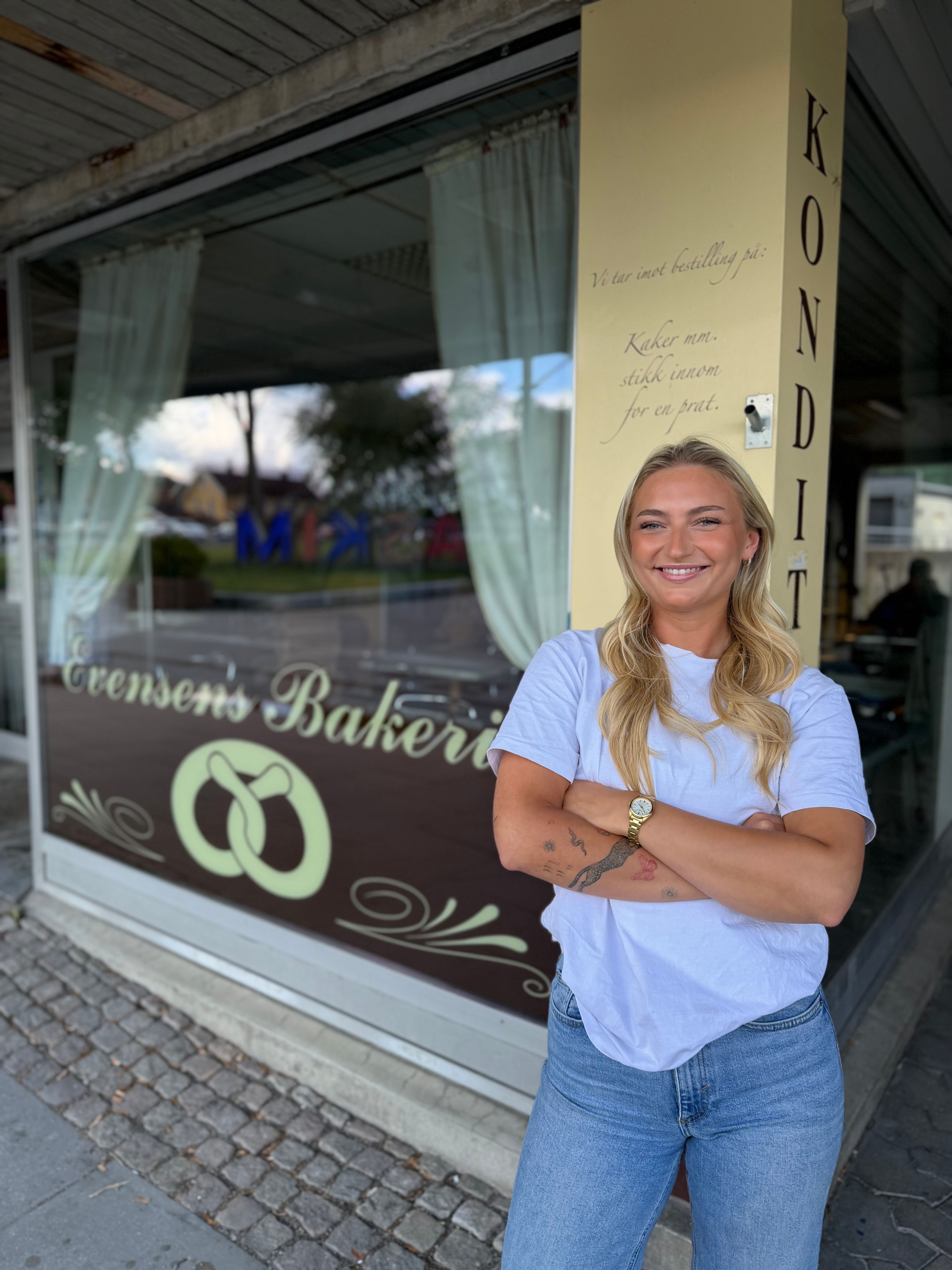 Dame foran Evensen bakeri