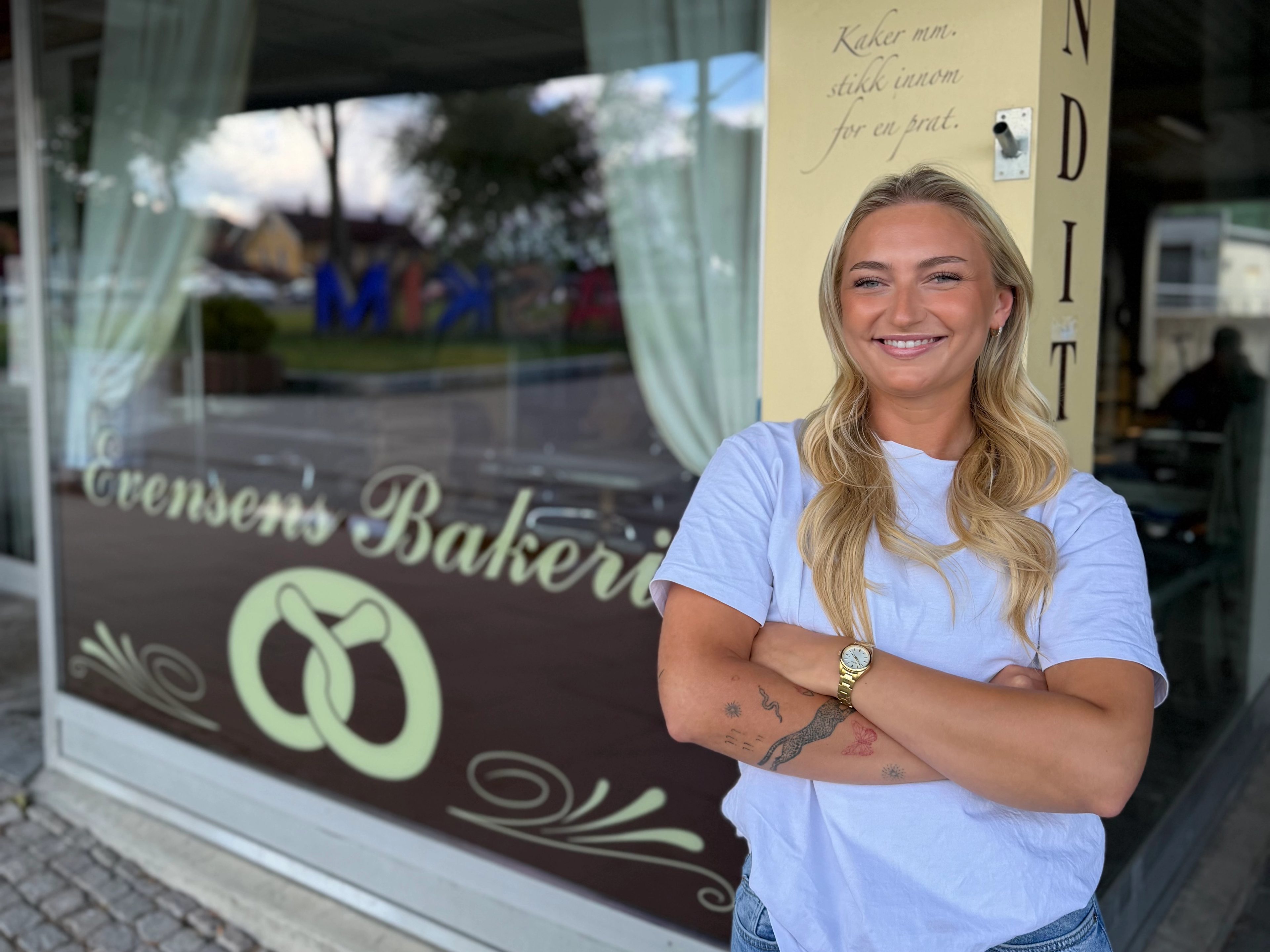 Dame foran Evensen bakeri