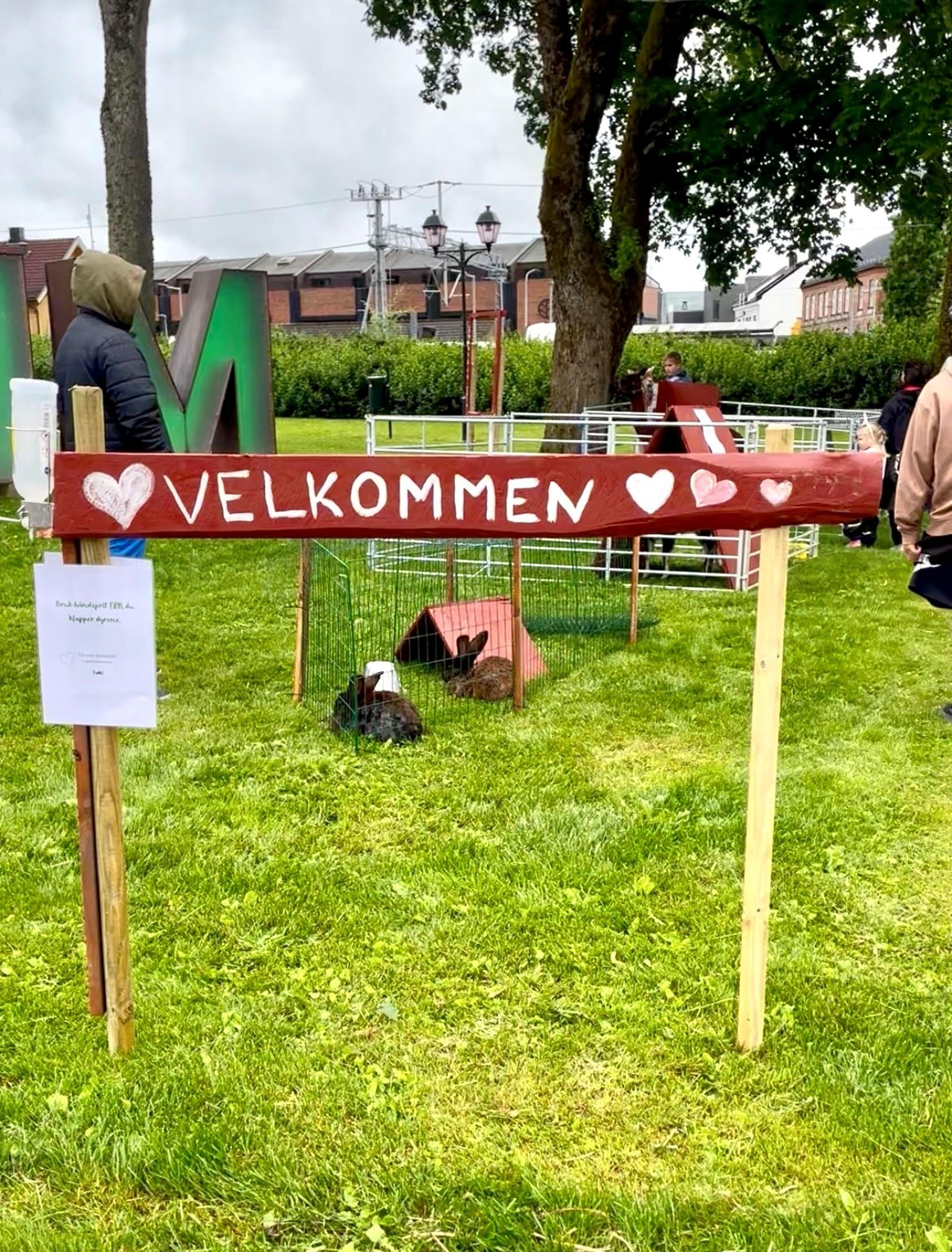 Et skilt det står velkommen på